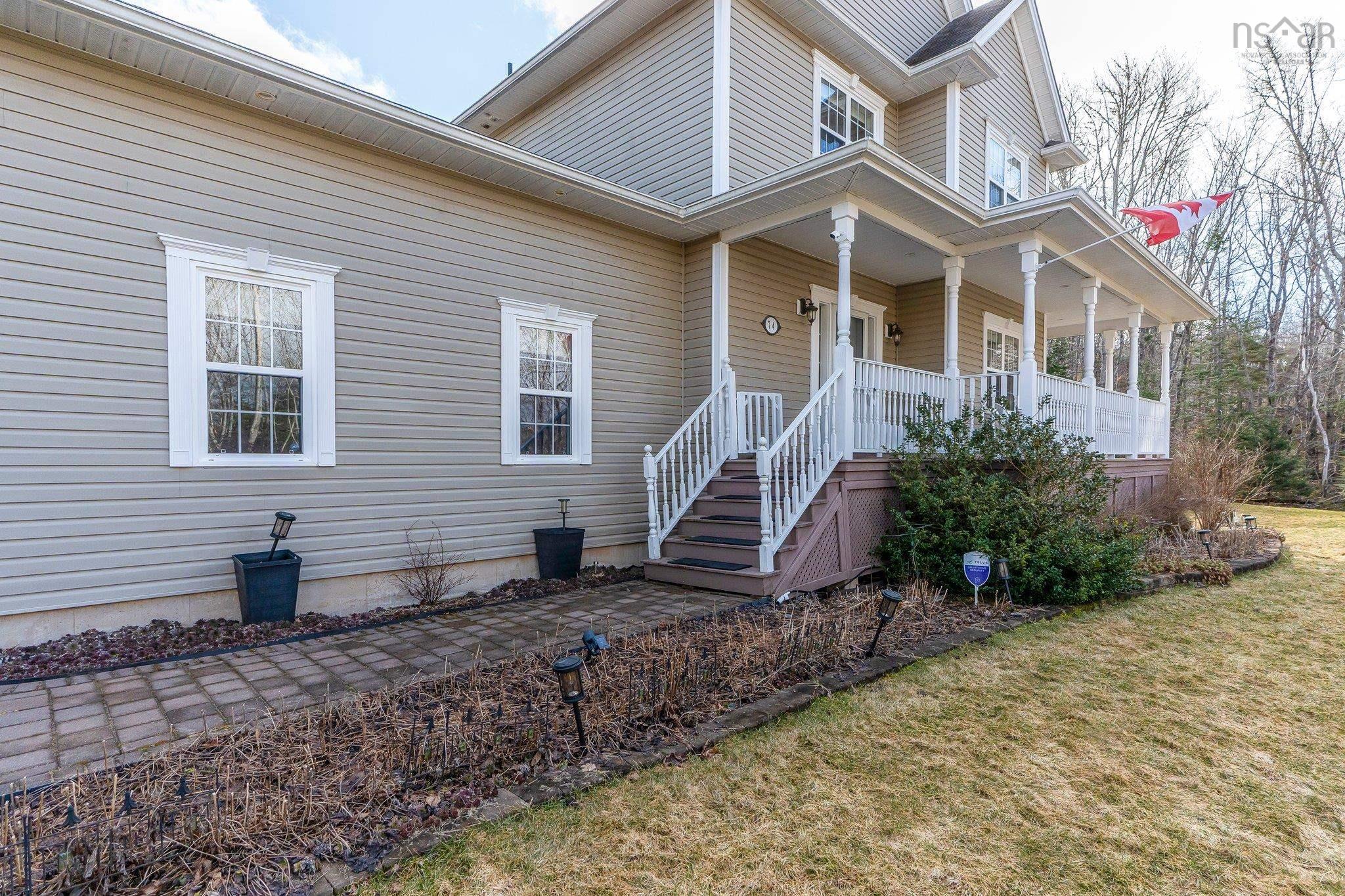 $829,900.00: 74 Buckingham Drive, Stillwater Lake