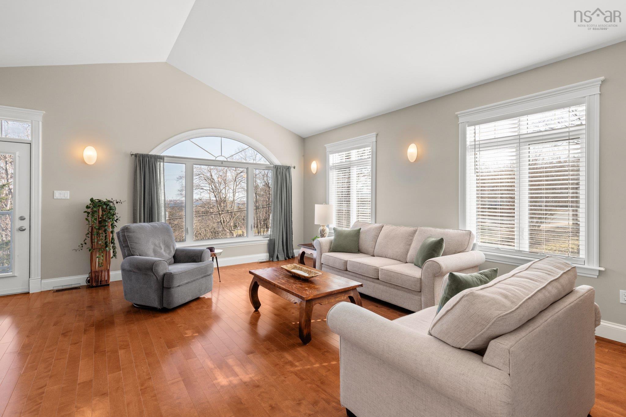 $699,900.00: 17 Douglas Drive, Bedford