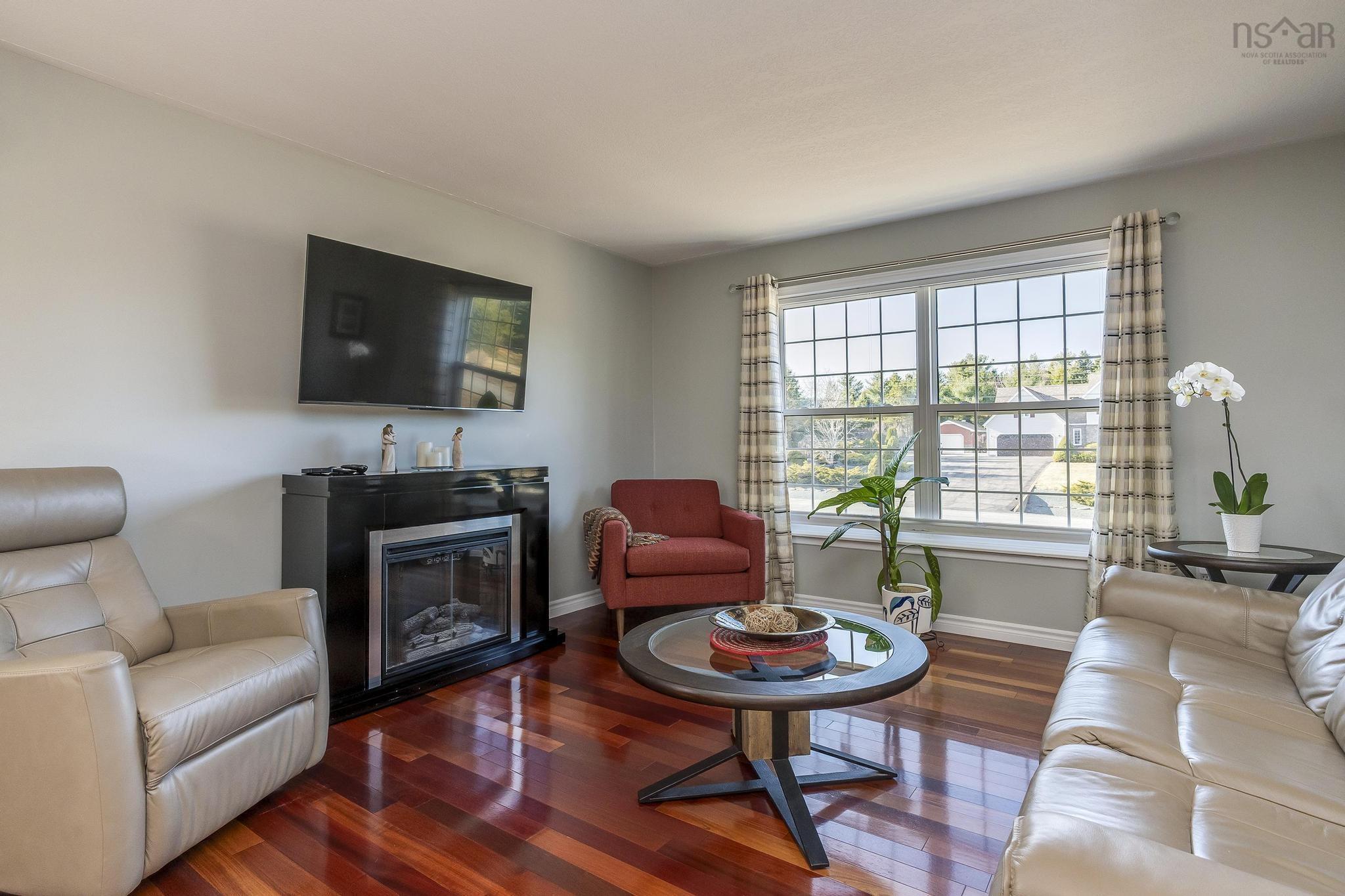 $549,000.00: 55 Dahlgren Crescent N, North Kingston