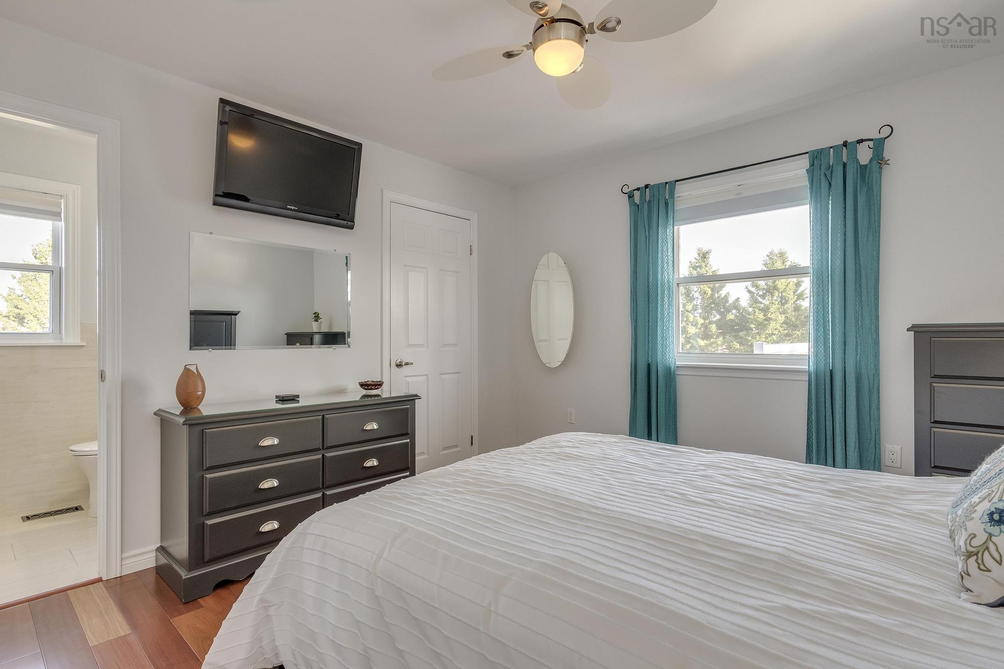 $549,000.00: 55 Dahlgren Crescent N, North Kingston