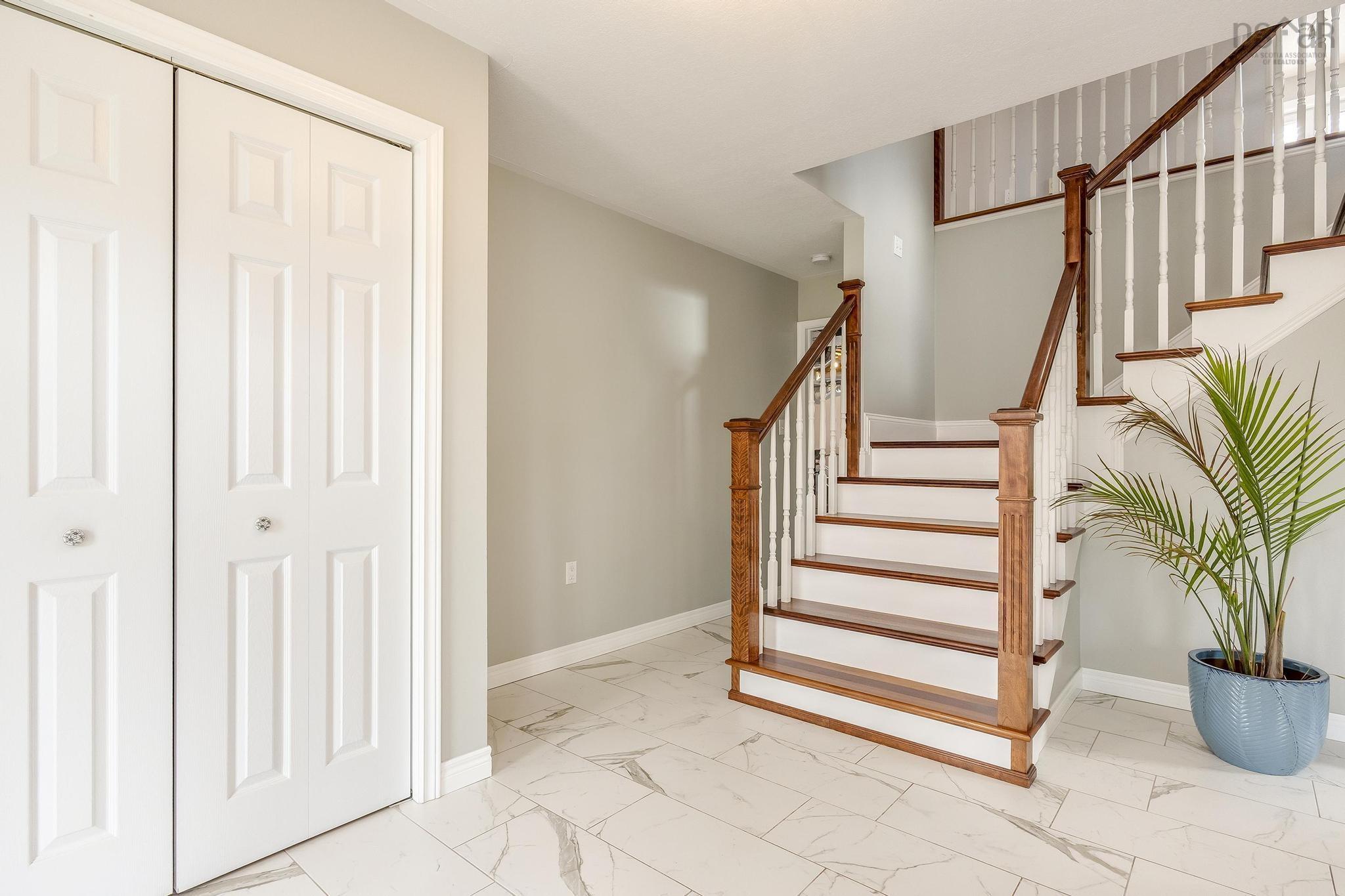 $549,000.00: 55 Dahlgren Crescent N, North Kingston