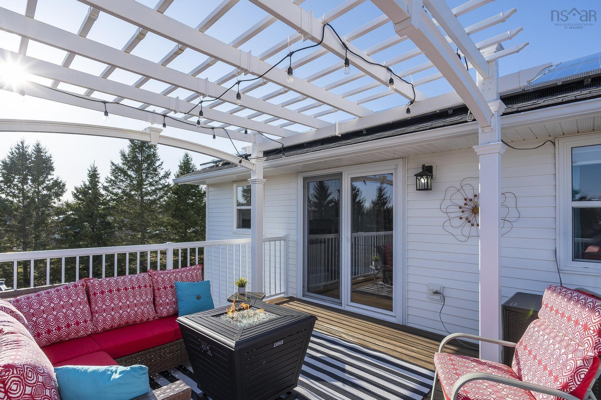 $549,000.00: 55 Dahlgren Crescent N, North Kingston