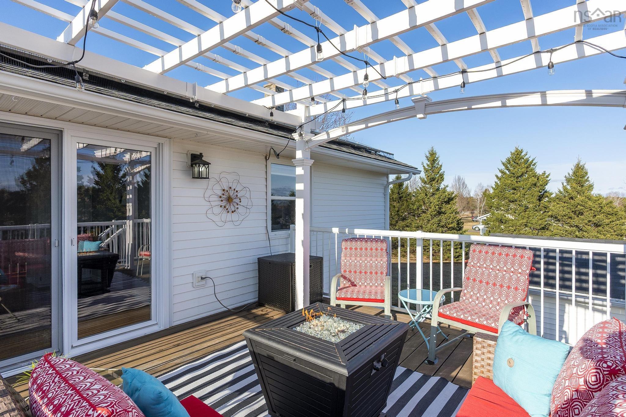 $549,000.00: 55 Dahlgren Crescent N, North Kingston