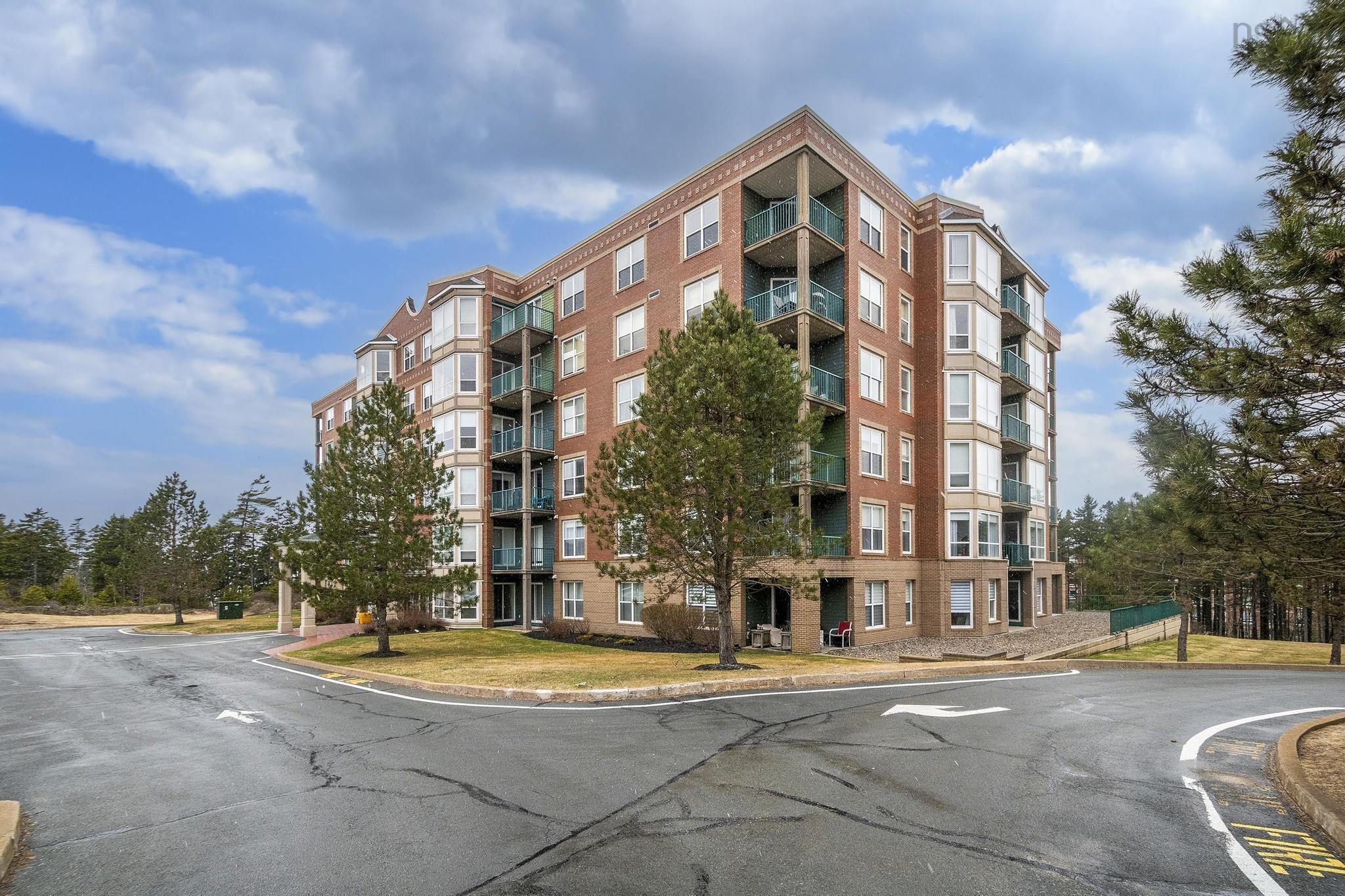 $500,000.00: 503 78 Regency Park Drive, Halifax