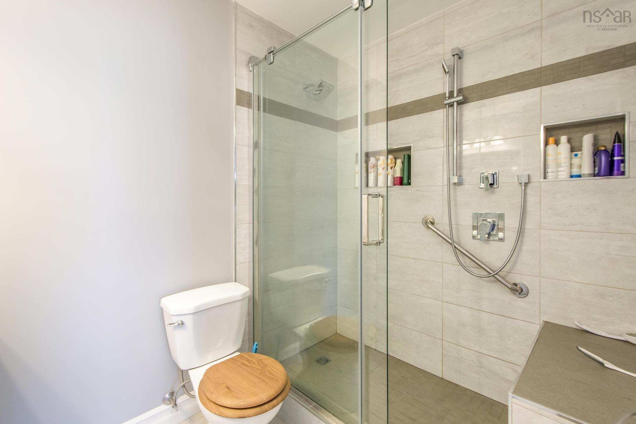 $500,000.00: 503 78 Regency Park Drive, Halifax