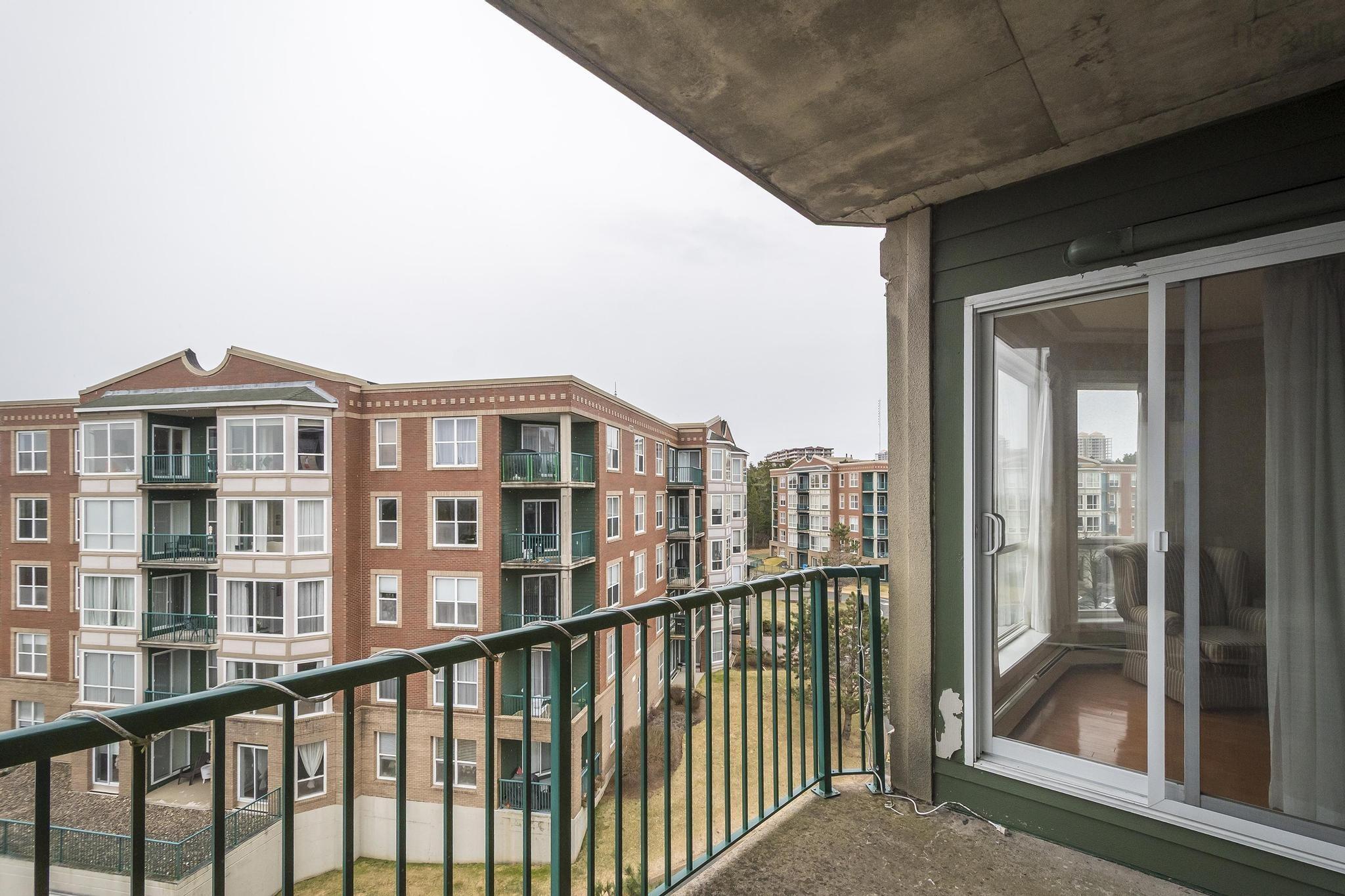 $500,000.00: 503 78 Regency Park Drive, Halifax