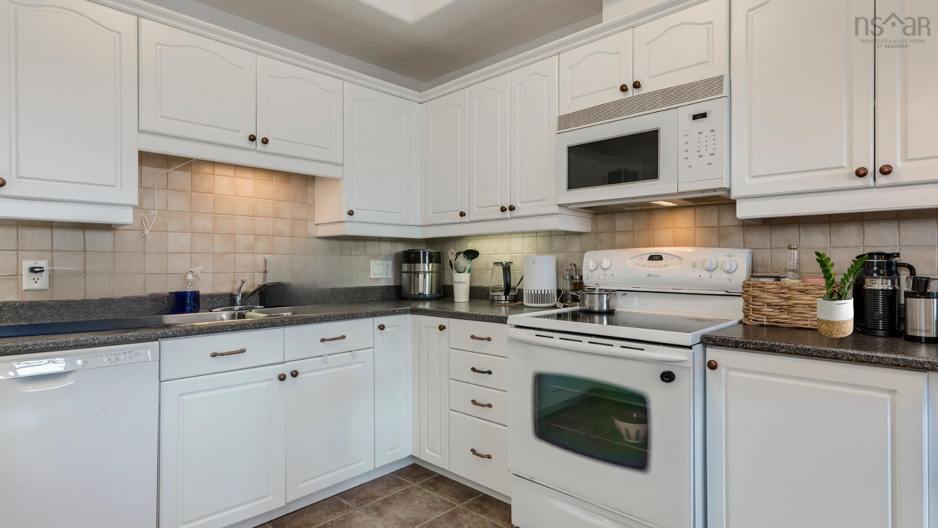 203 767 Parkland Drive 