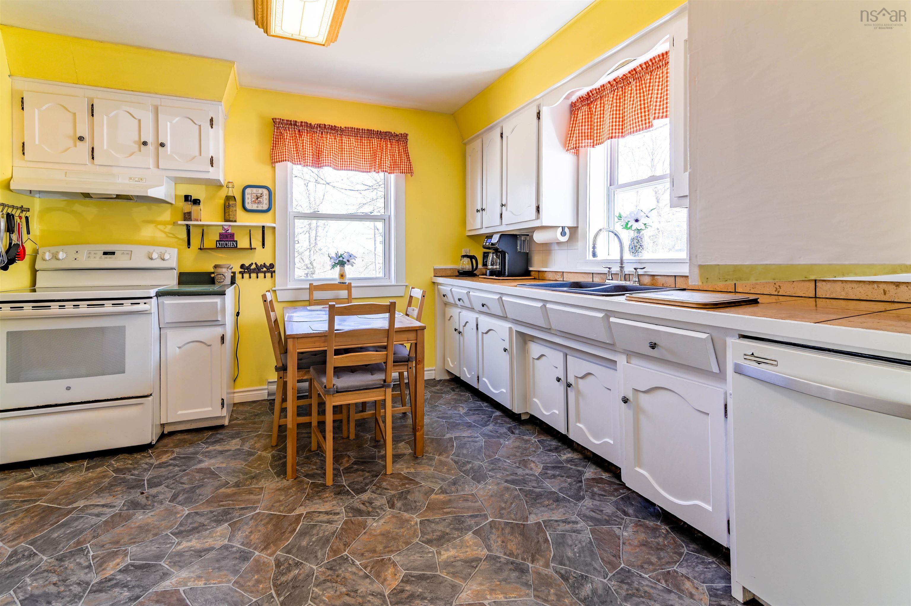 $324,900.00: 1025 Hamilton Road, Harbourville