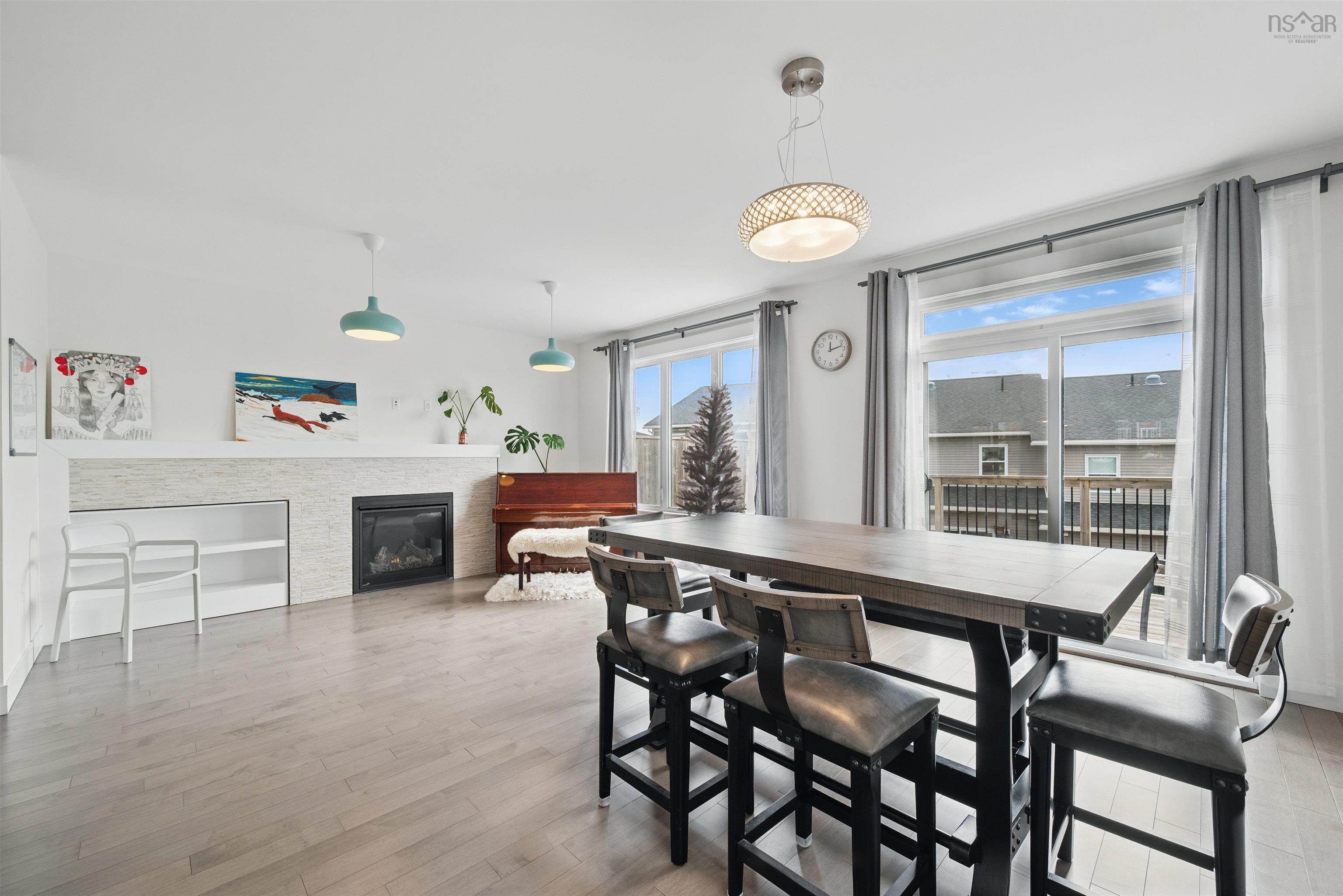 $749,000.00: 94 Hadley Crescent, Long Lake