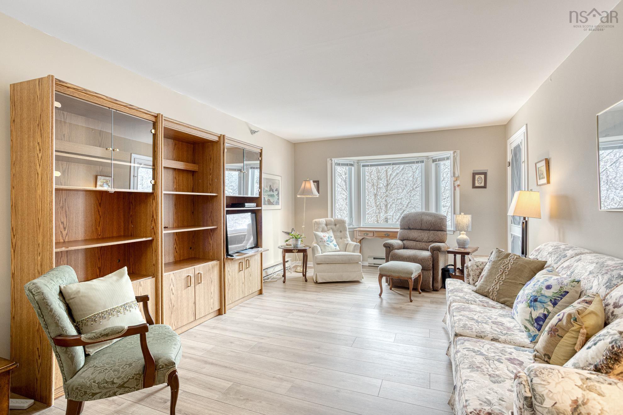 $339,900.00: 310 83 Kearney Lake Road, Halifax