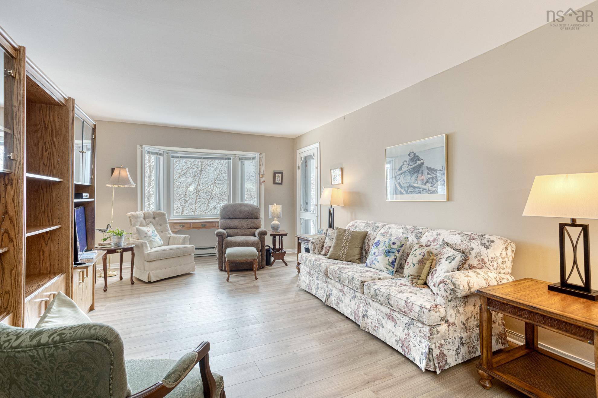 $339,900.00: 310 83 Kearney Lake Road, Halifax