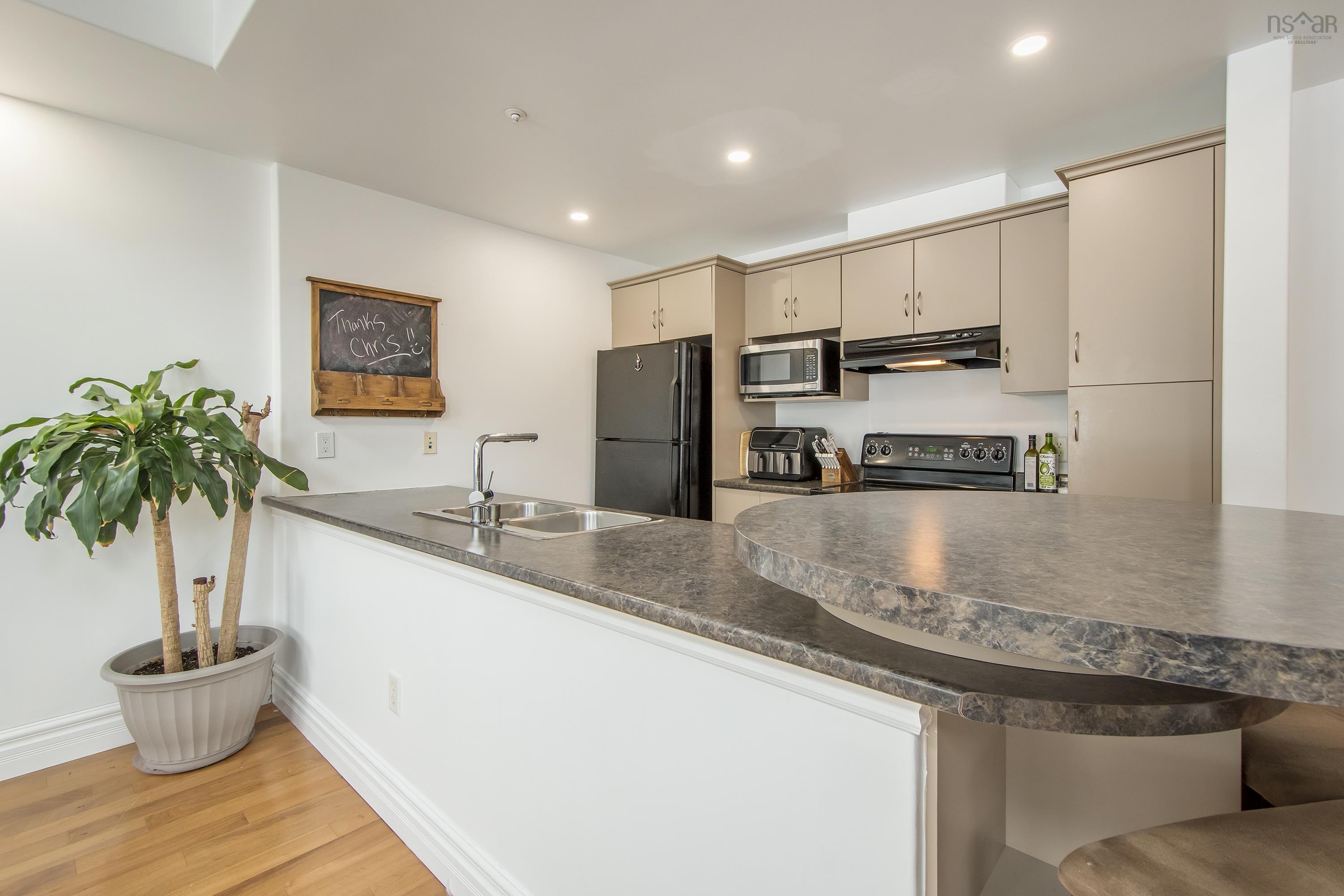 $385,000.00: 406 647 Bedford Highway, Halifax