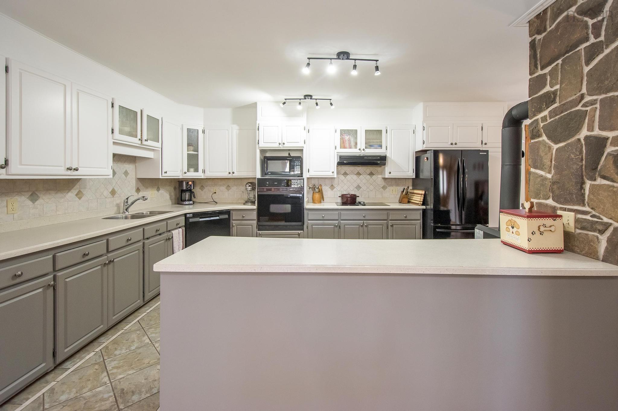 $674,900.00: 33 Hall Road S, Greenwood