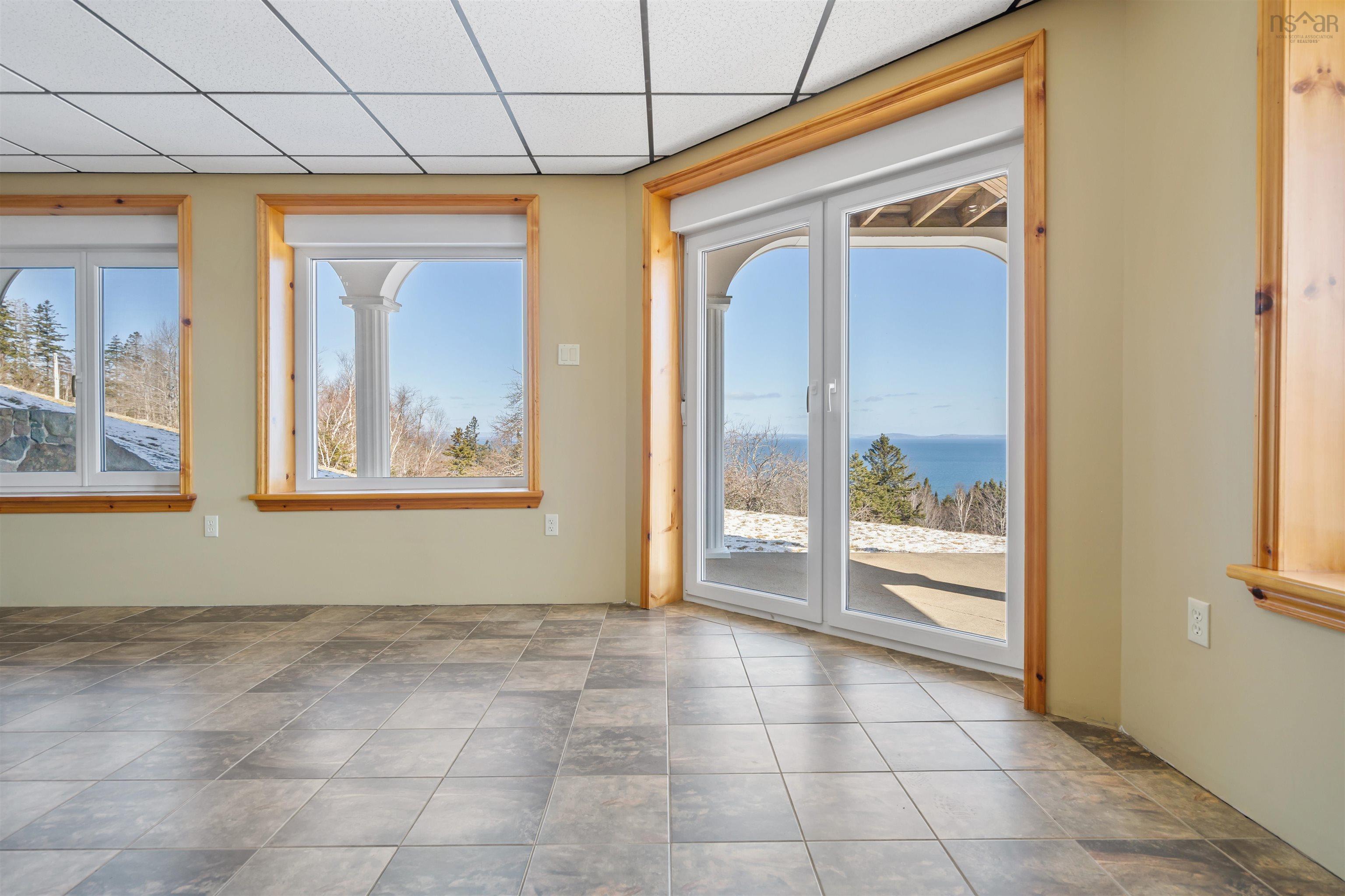 $1,490,000.00: 6260 West Bay Road, Roberta