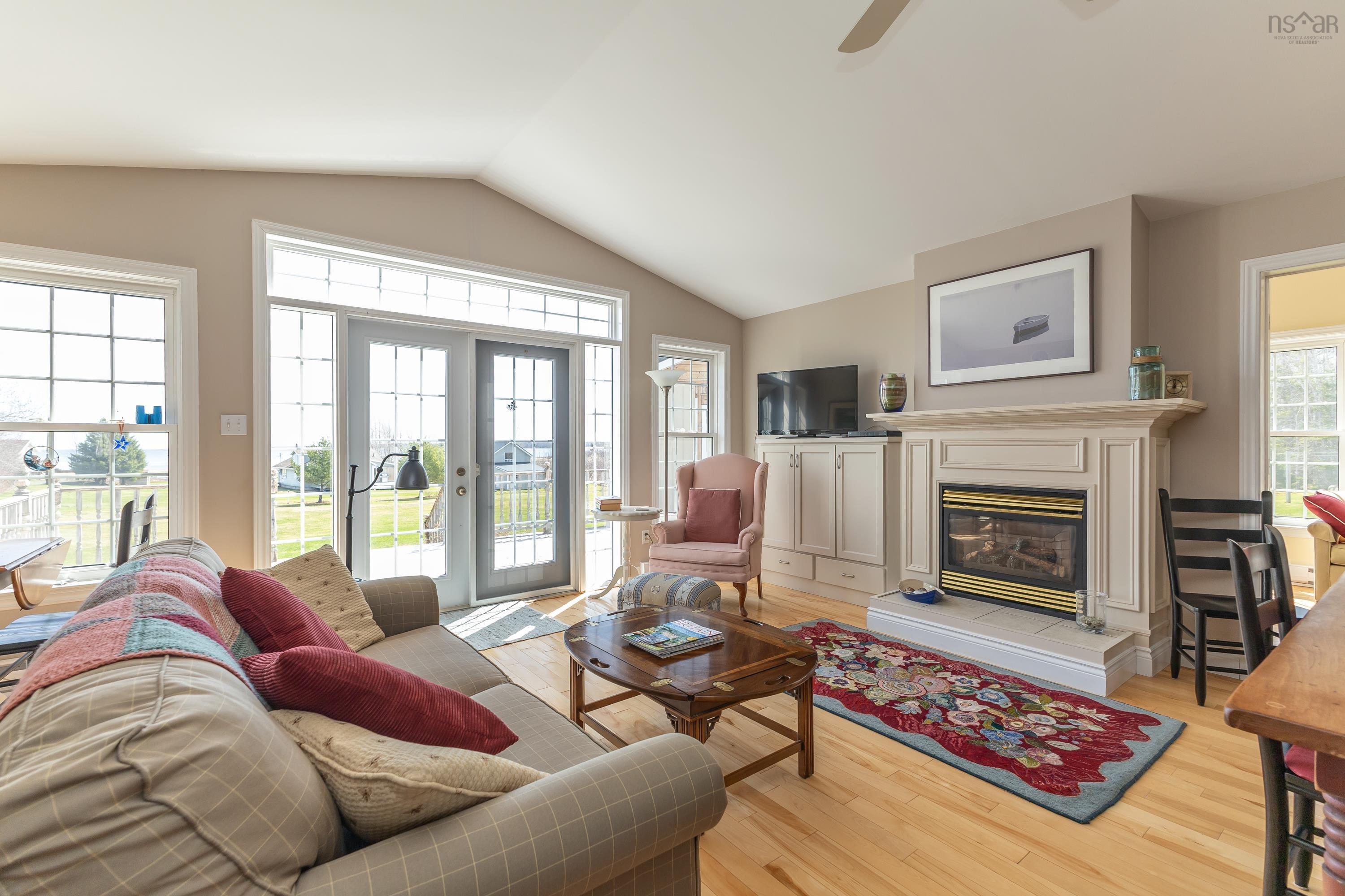 $650,000.00: 70 Davidson Lane, Waterside