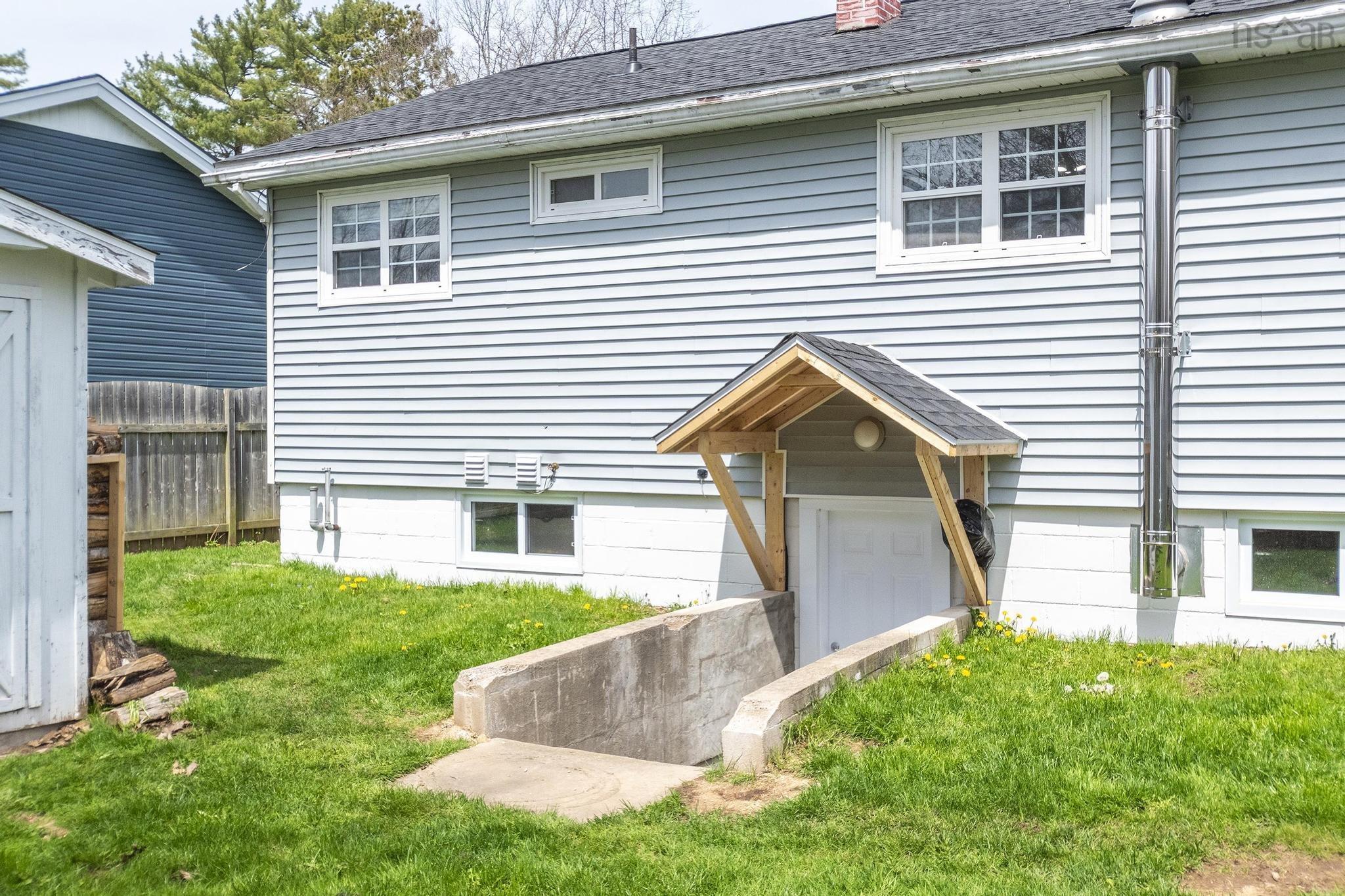 $340,000.00: 985 Kenwood Avenue, Greenwood