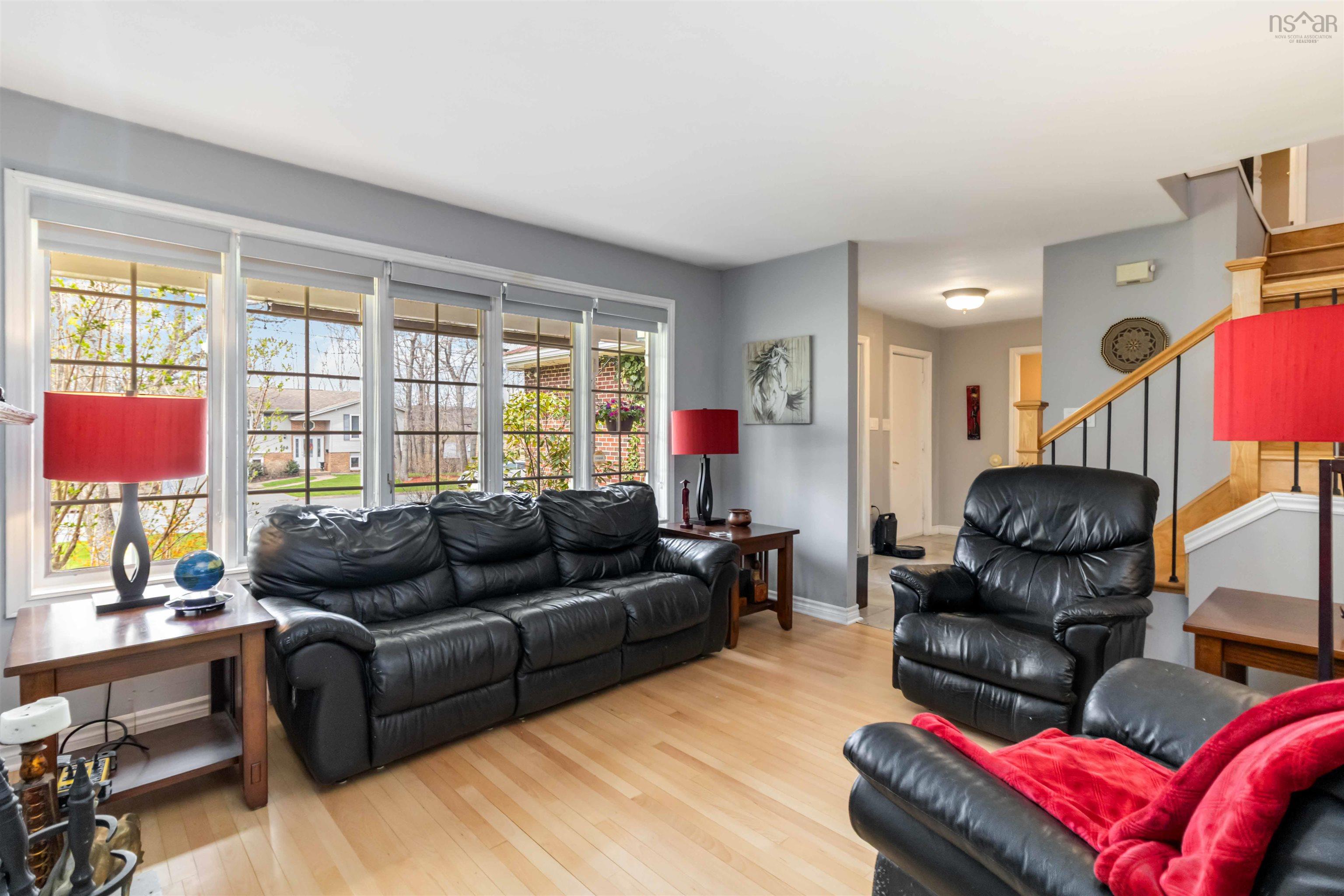 $859,900.00: 165 Rockmanor Drive, Bedford