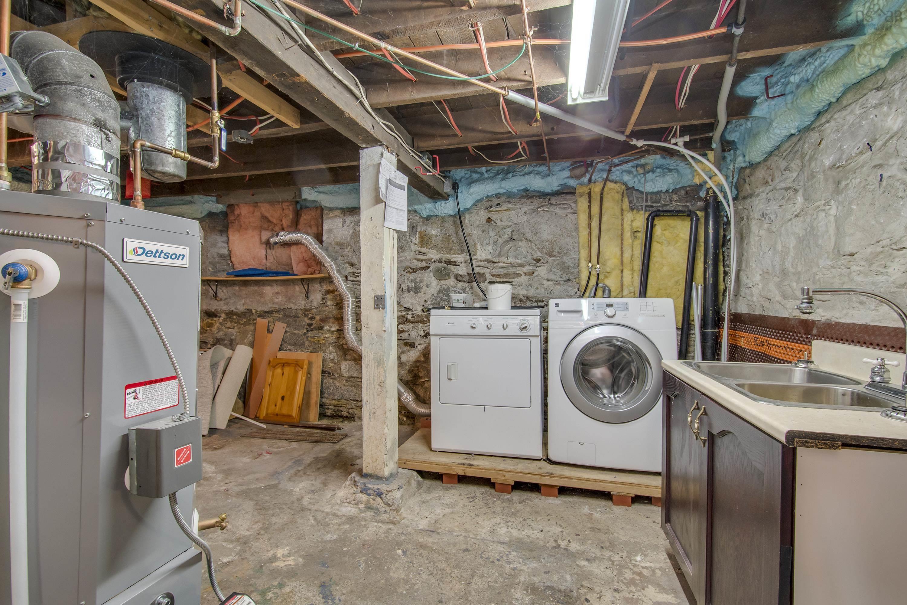 $709,999.00: 6038 Charles Street, Halifax