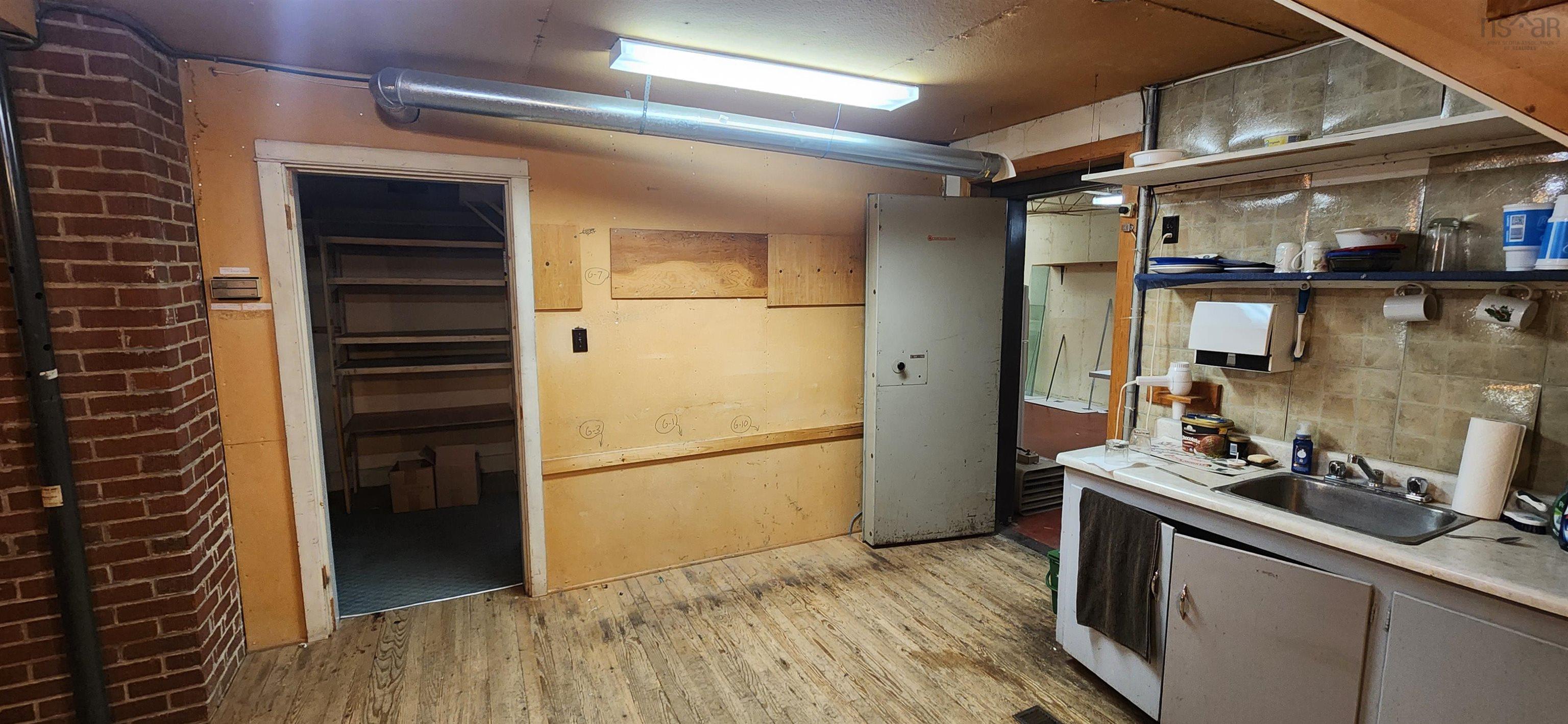 $887,500.00: 9027/9029 Commercial Street, New Minas