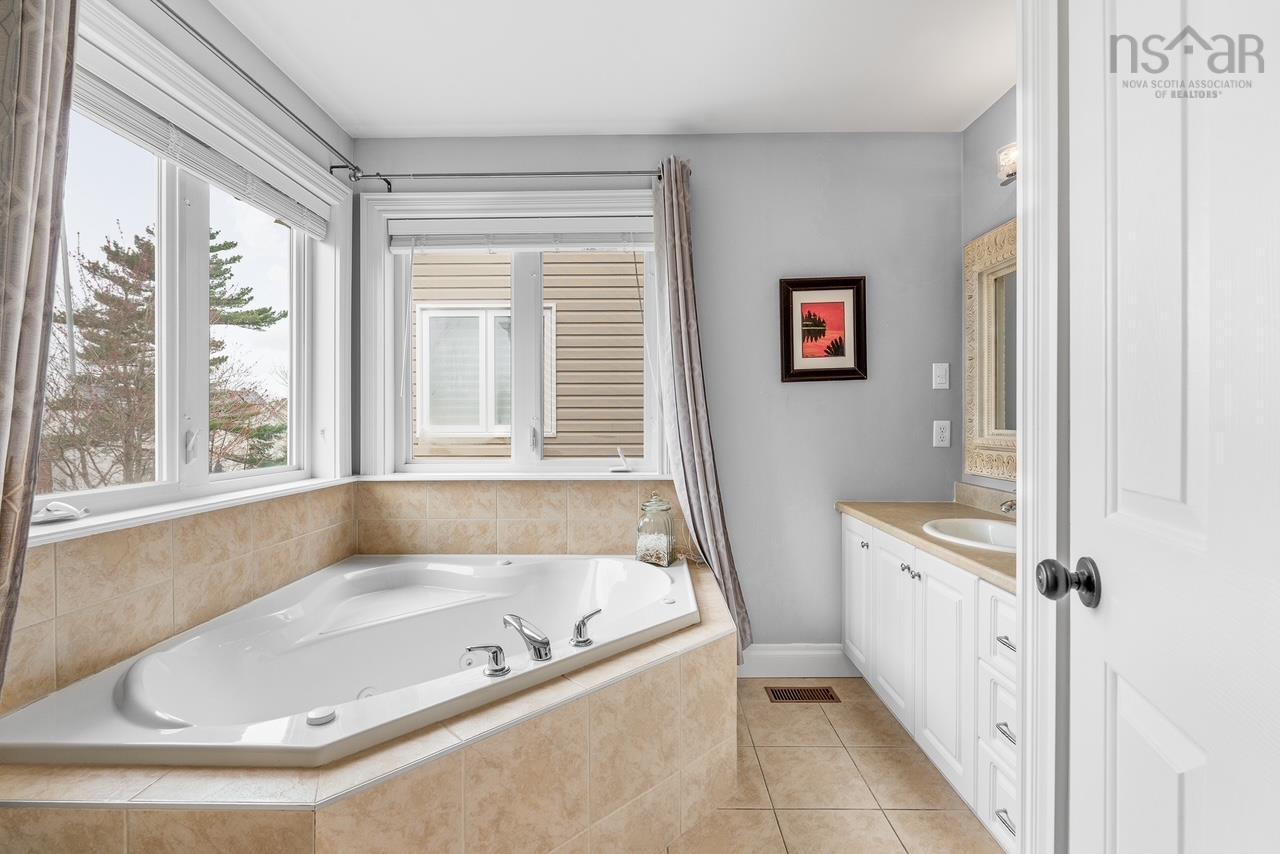 $824,900.00: 24 Haystead Ridge, Bedford