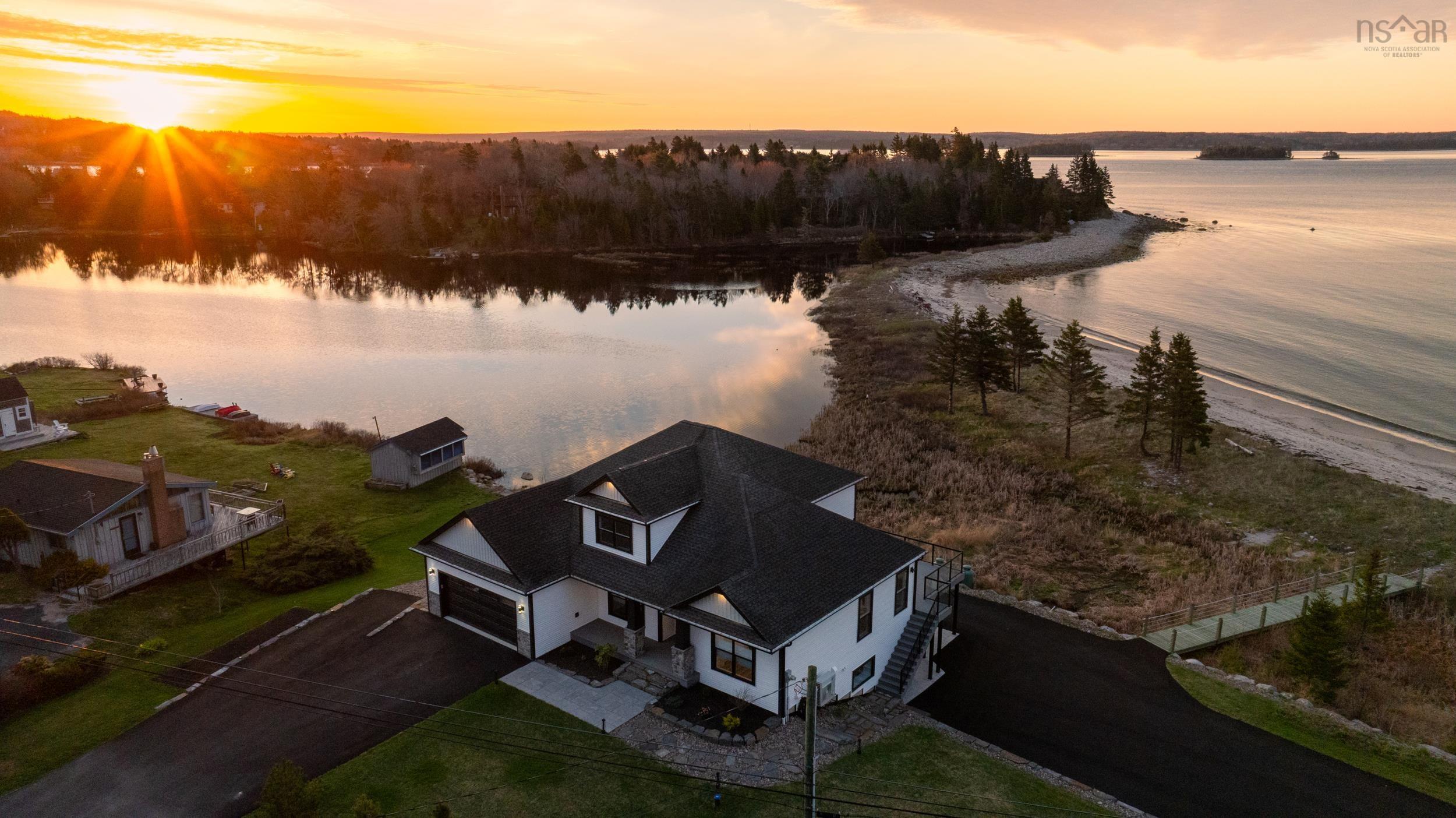 $1,850,000.00: 8286 St. Margarets Bay Road, Black Point