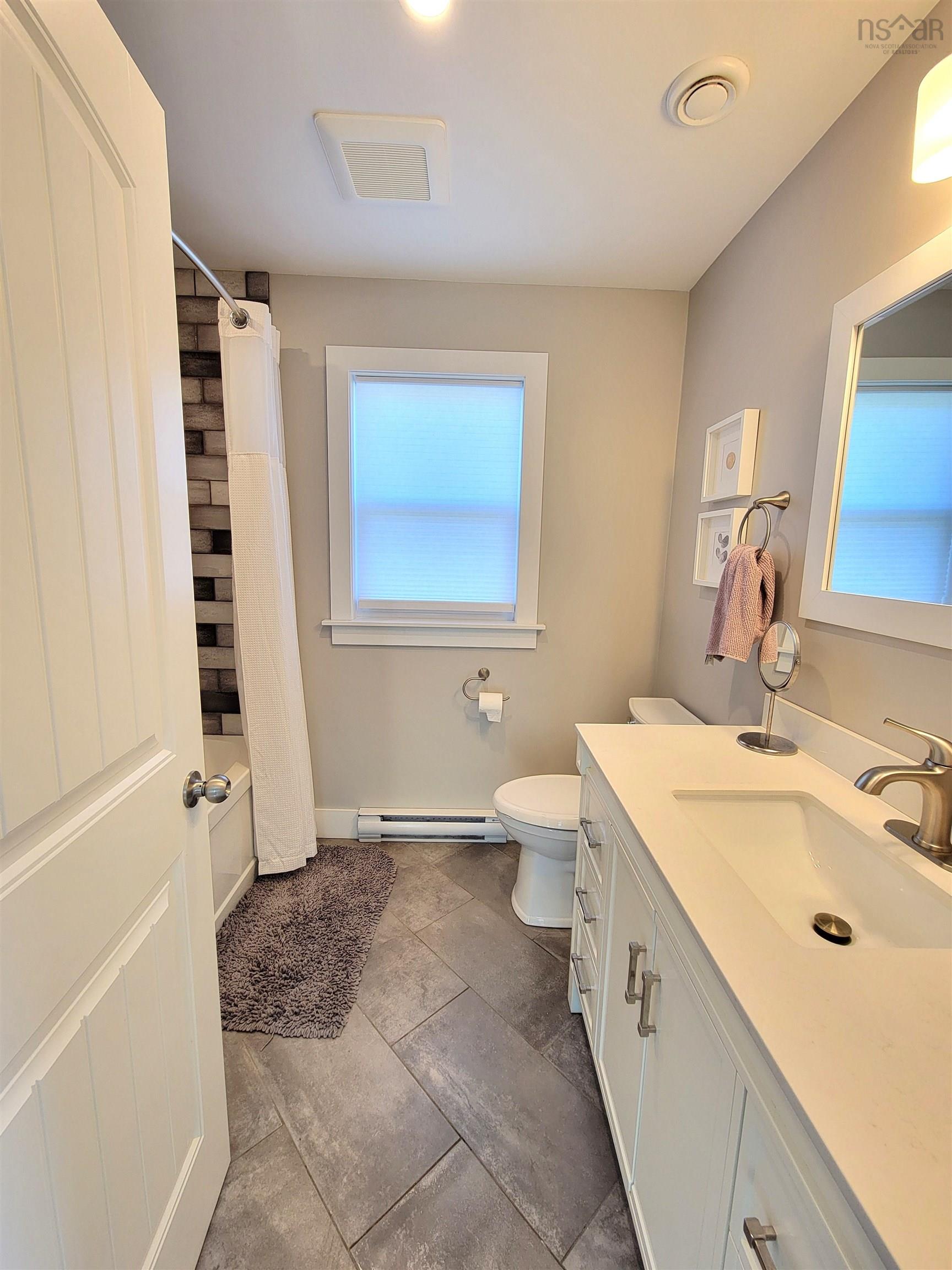 $724,900.00: 35 165 Meek Arm Trail, East Uniacke