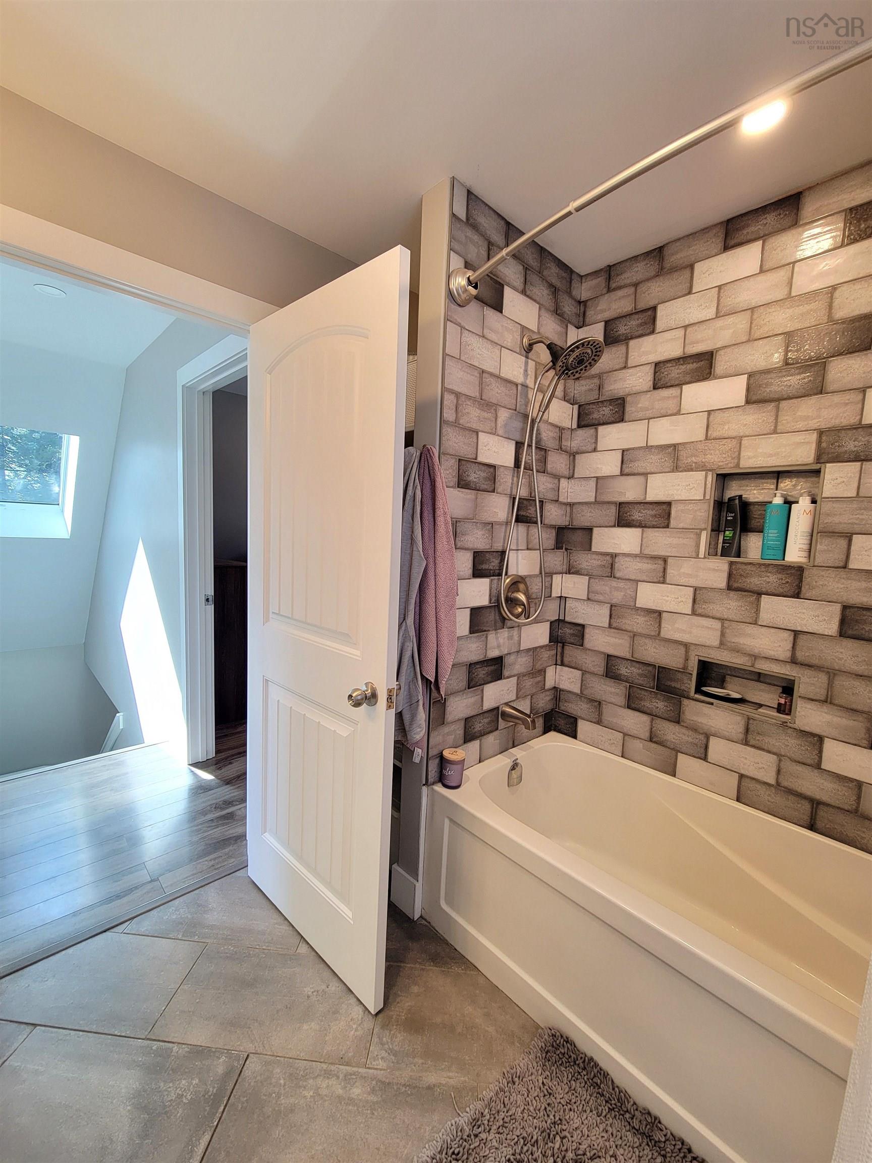 $724,900.00: 35 165 Meek Arm Trail, East Uniacke
