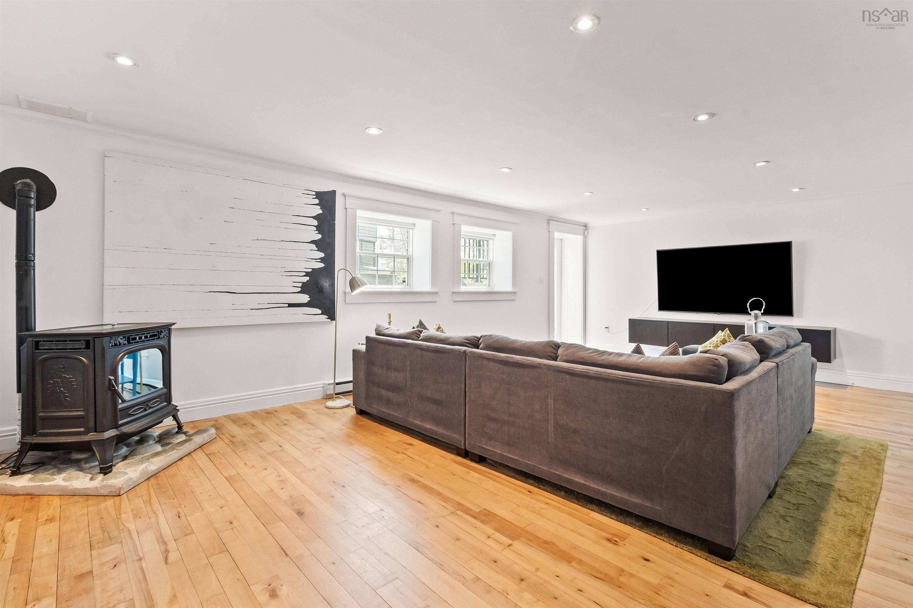 $1,079,000.00: 15 Rockpoint Court, Bedford
