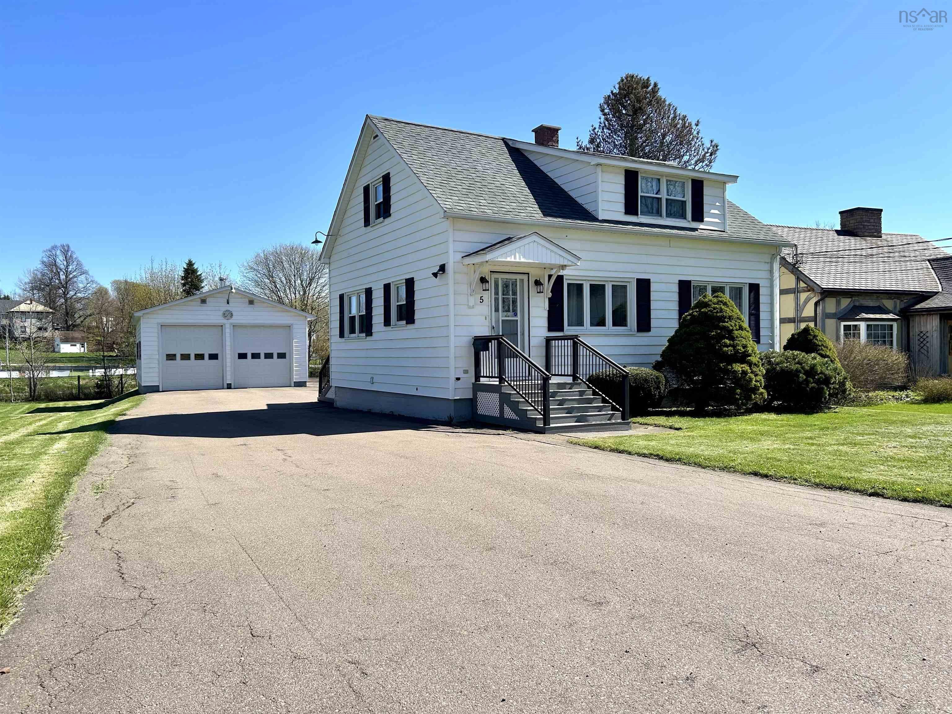 5 Queen Street, Amherst, NS (MLS 202511100)