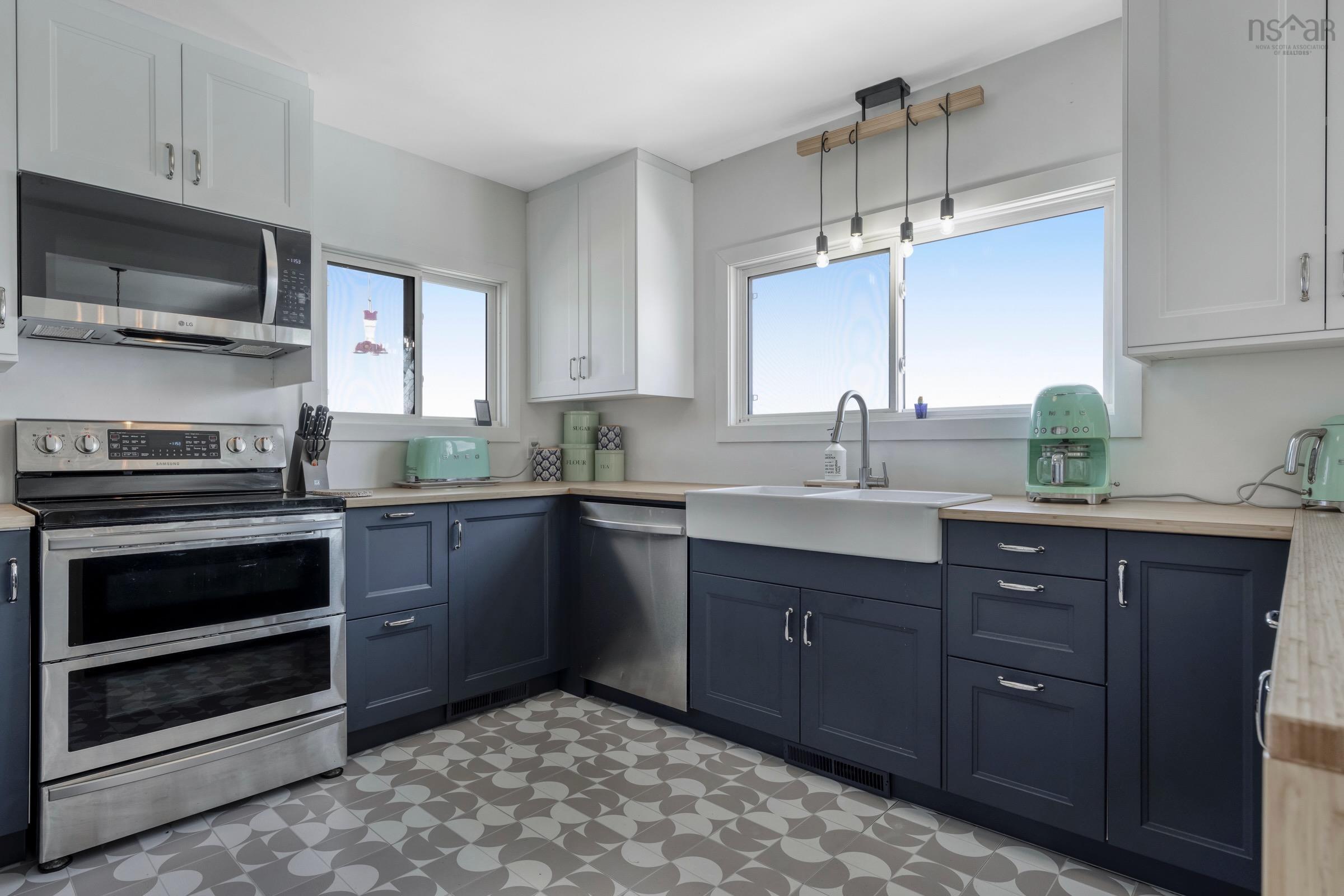 $1,375,000.00: 9222 3 Highway, Maders Cove