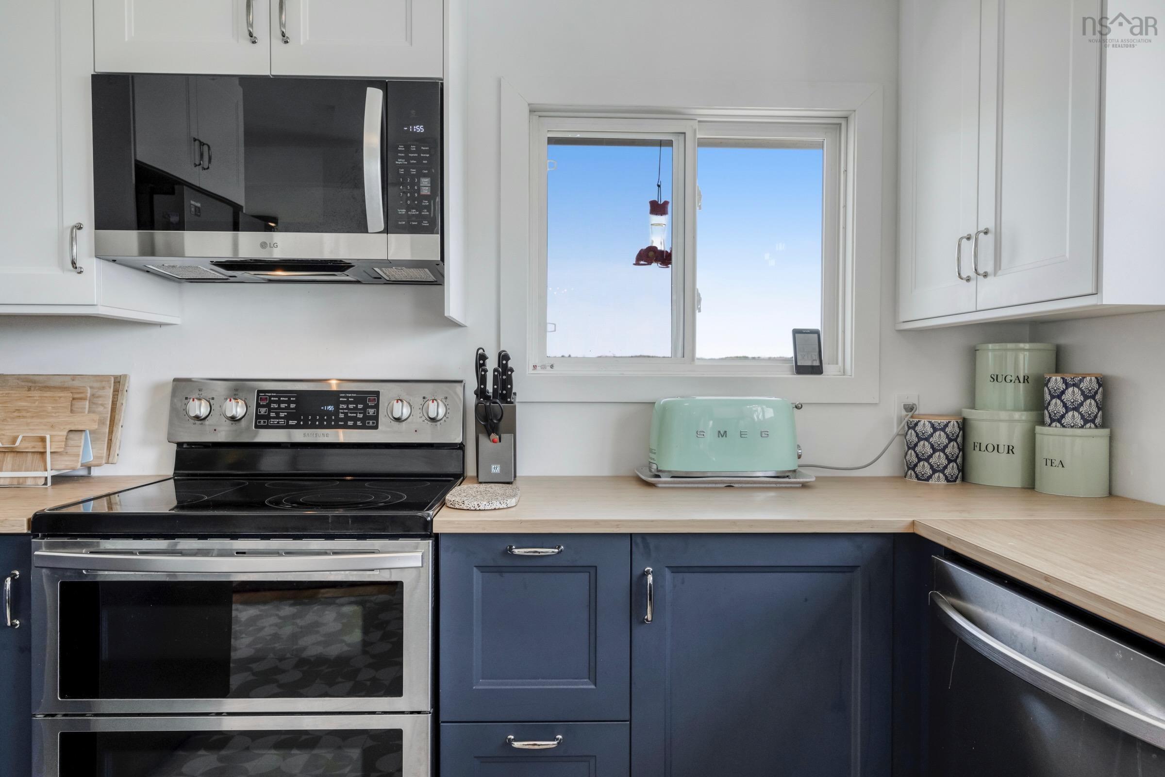$1,375,000.00: 9222 3 Highway, Maders Cove