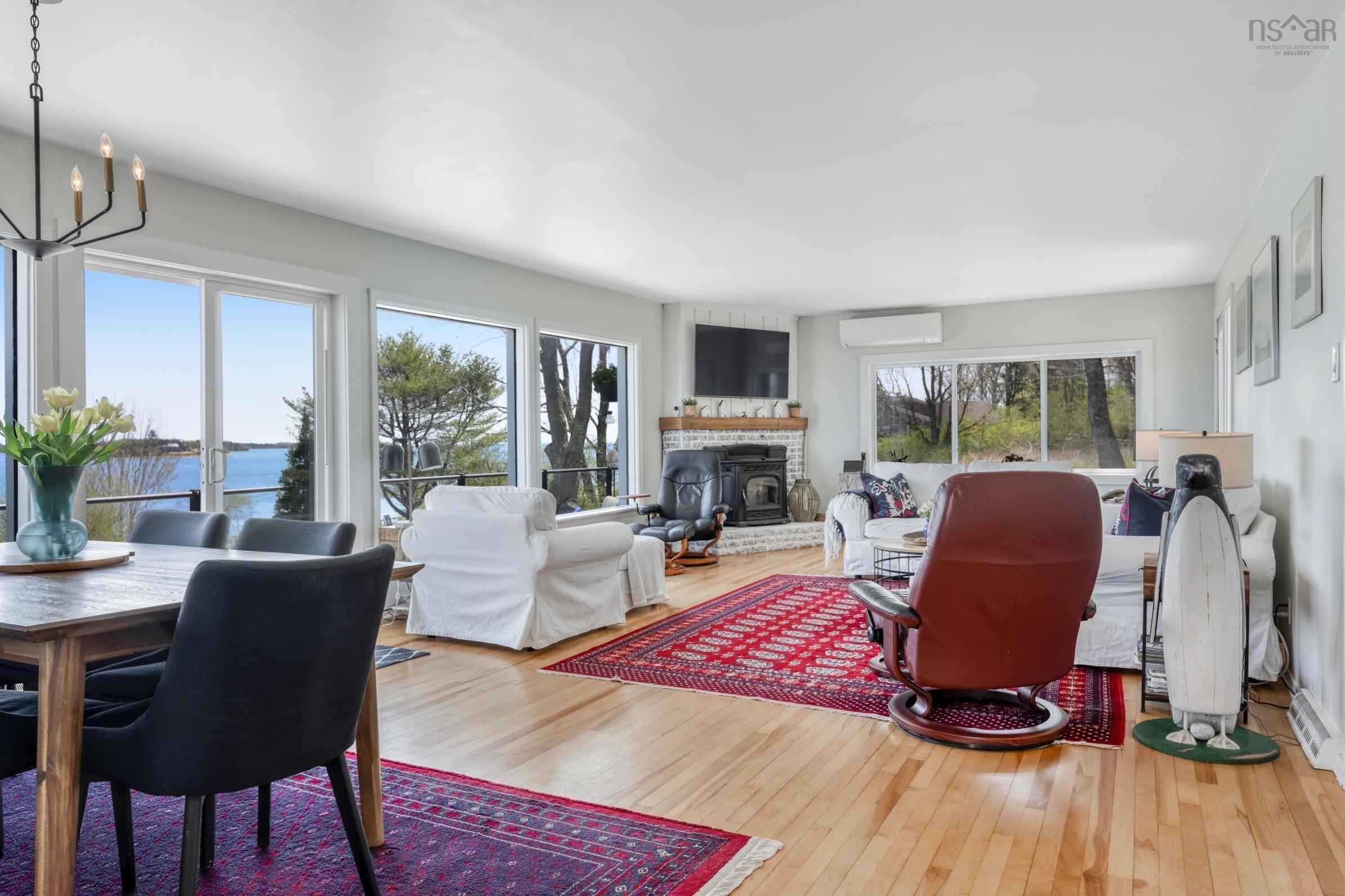 $1,375,000.00: 9222 3 Highway, Maders Cove