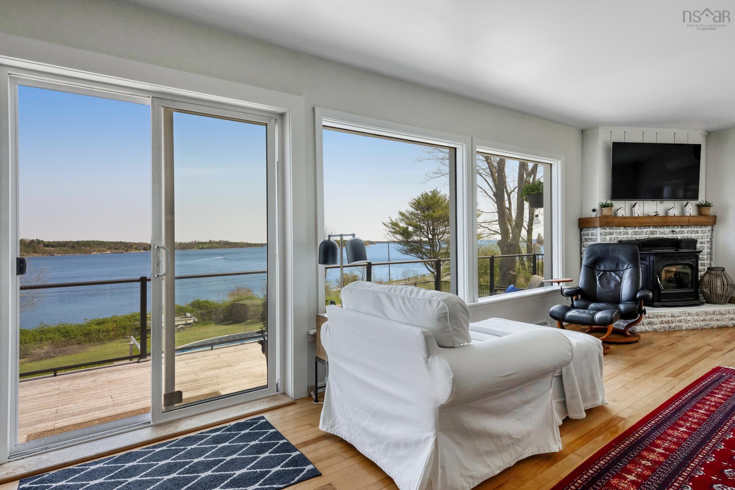 $1,375,000.00: 9222 3 Highway, Maders Cove