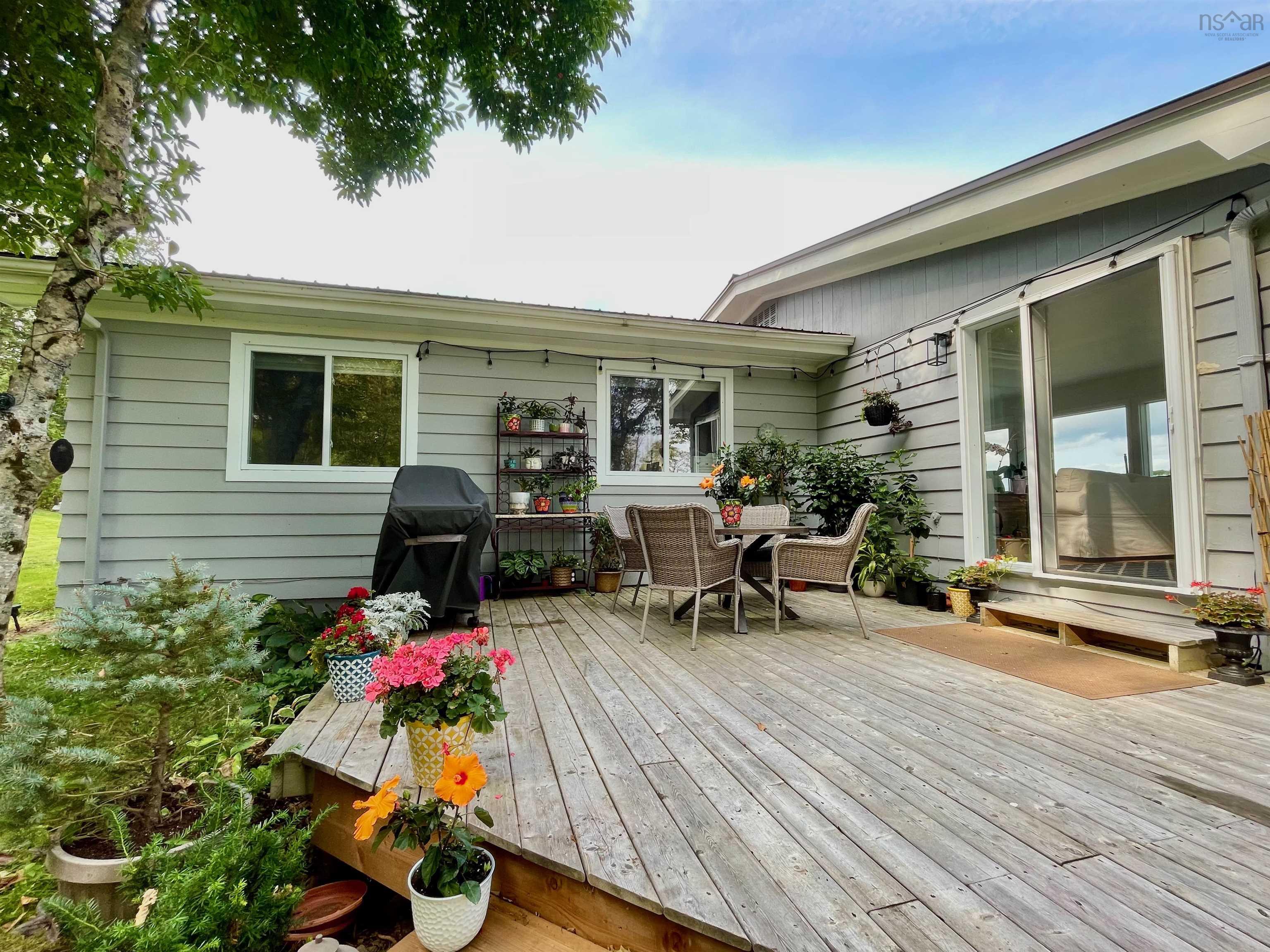 $1,375,000.00: 9222 3 Highway, Maders Cove