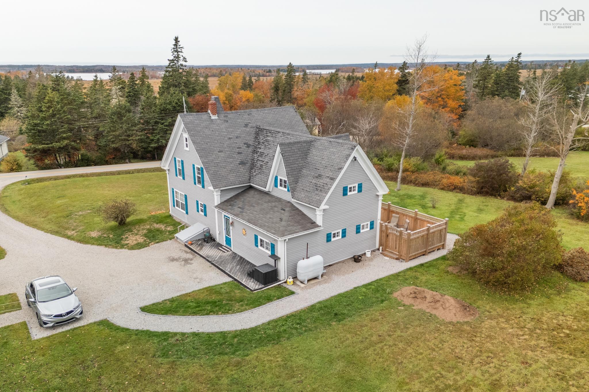 $359,900.00: 35 Chemin Tour Des Buttes, Amiraults Hill