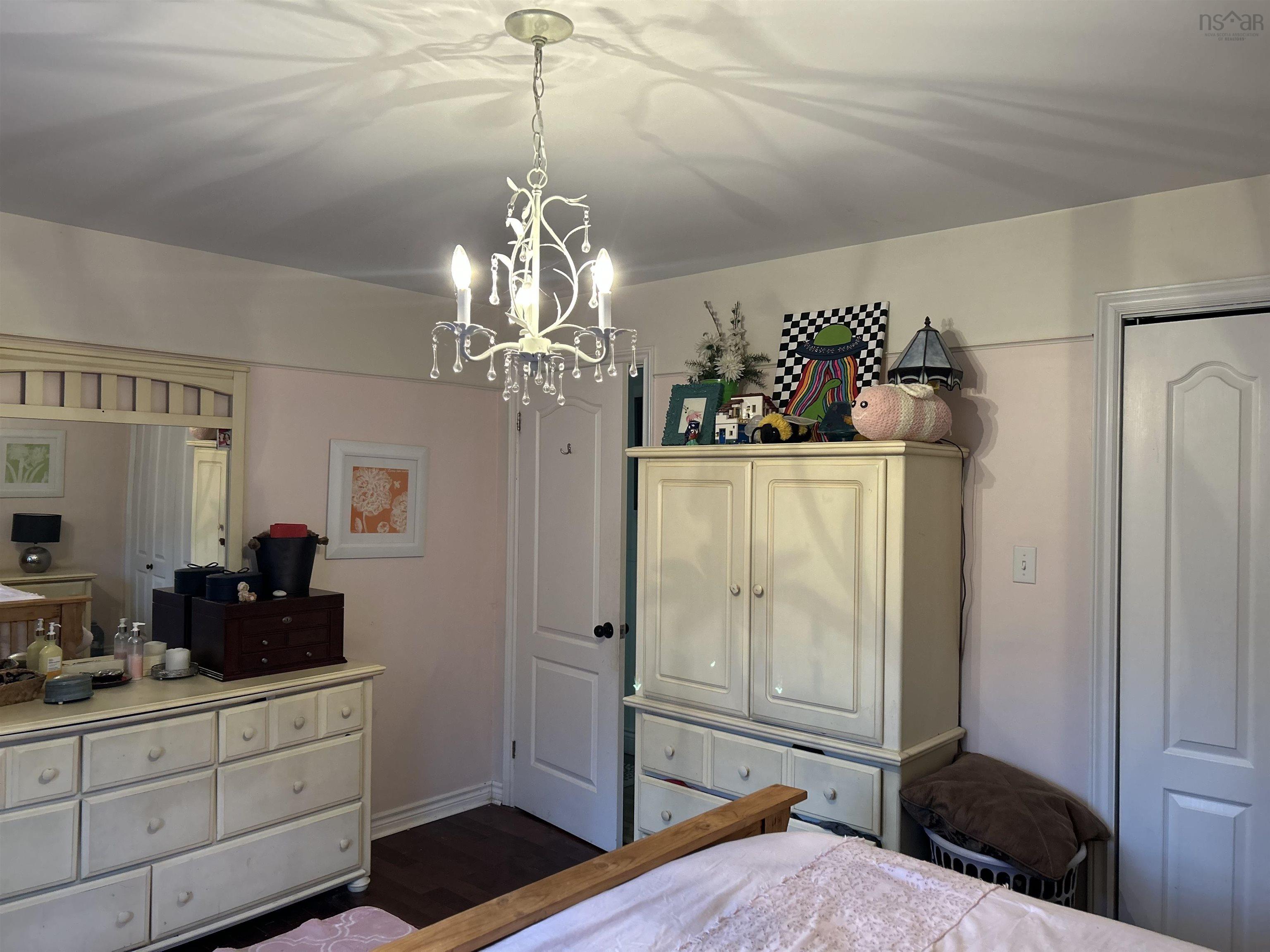 $375,000.00: 94 Parkland Place, Dalem Lake