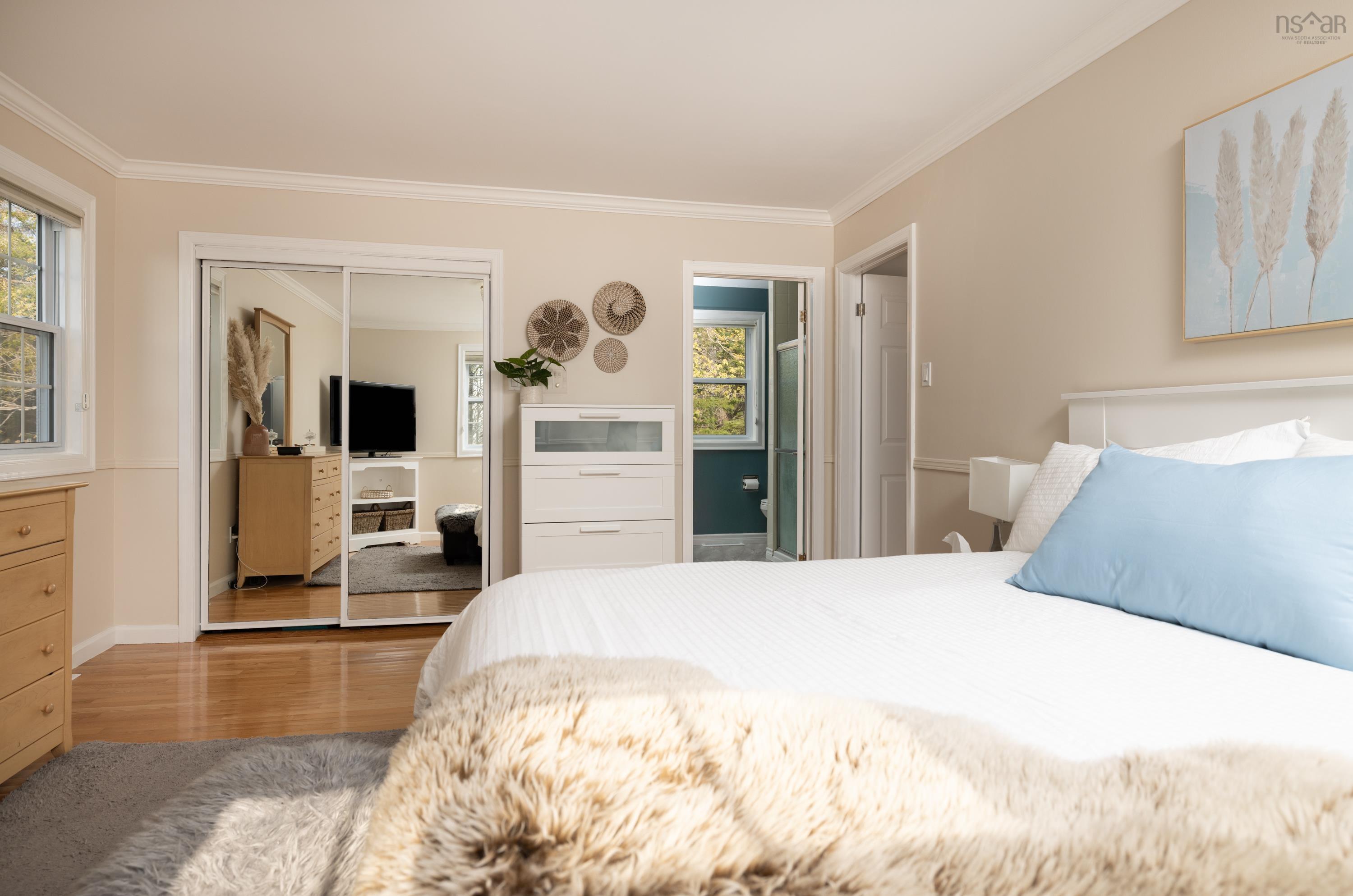 $999,900.00: 55 Peregrine Crescent, Bedford
