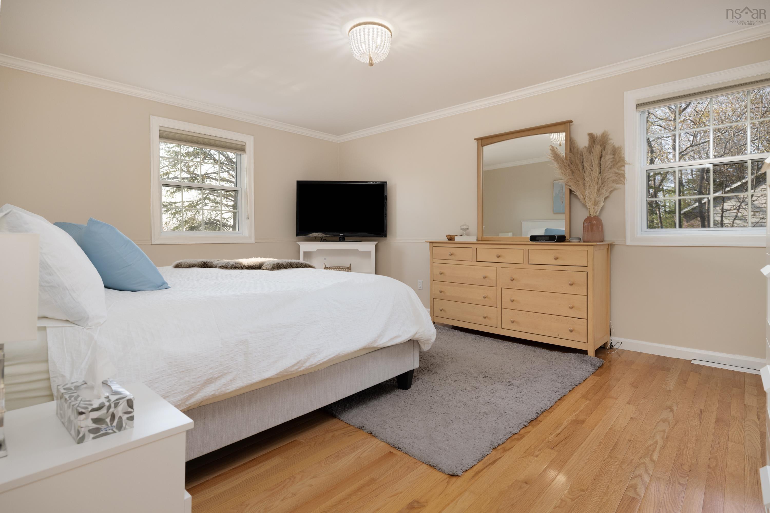 $999,900.00: 55 Peregrine Crescent, Bedford