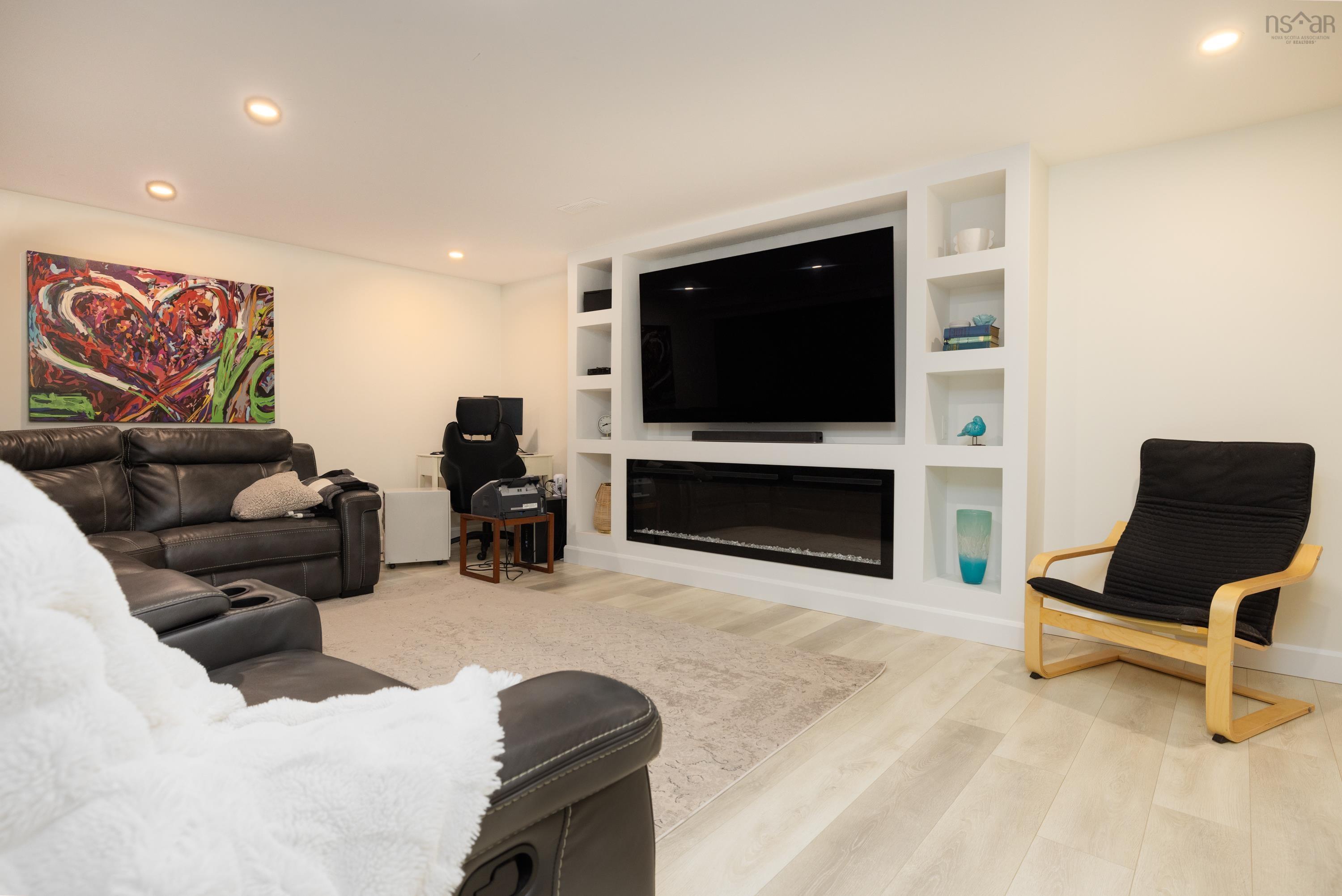 $999,900.00: 55 Peregrine Crescent, Bedford