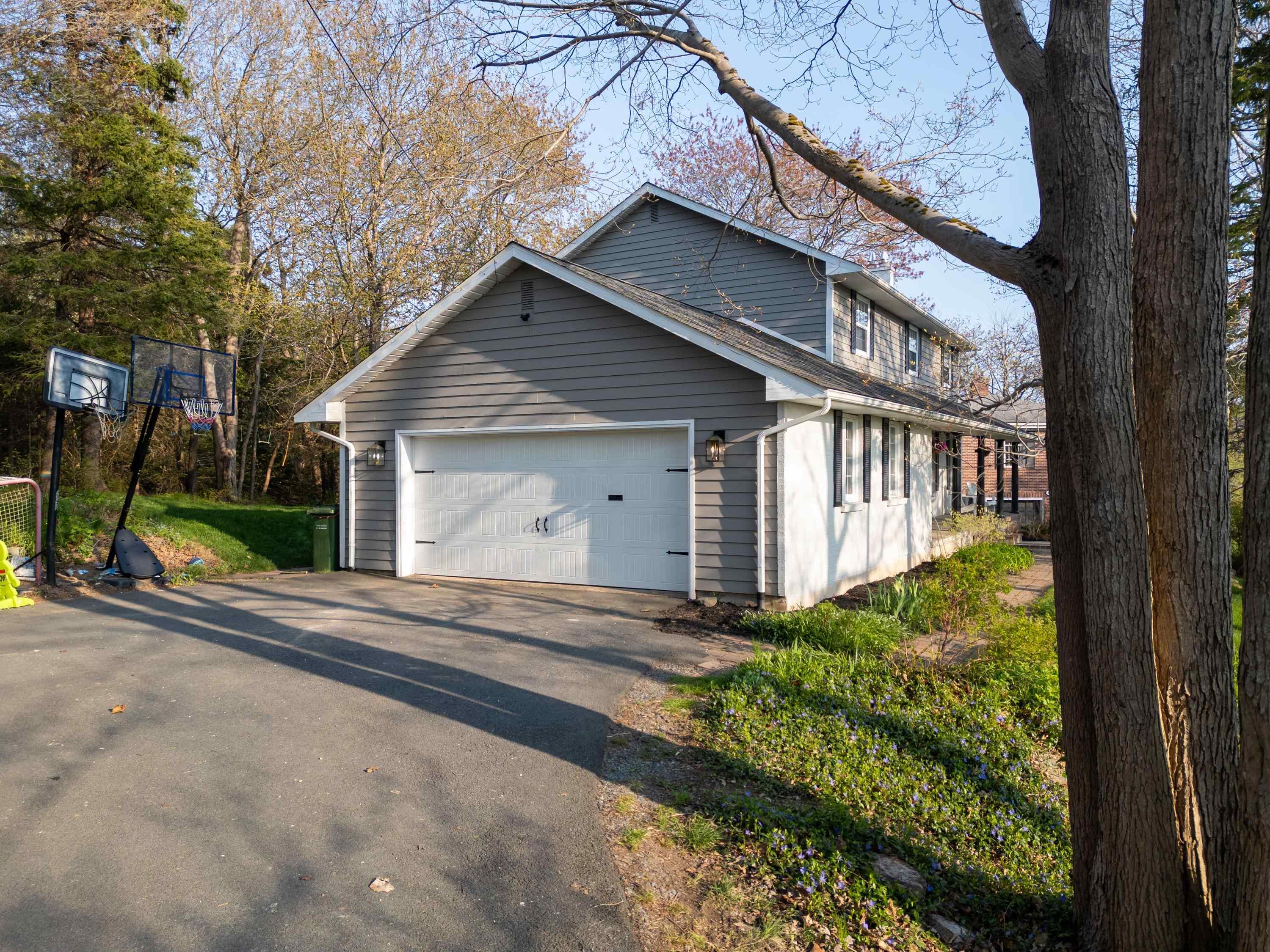 $999,900.00: 55 Peregrine Crescent, Bedford
