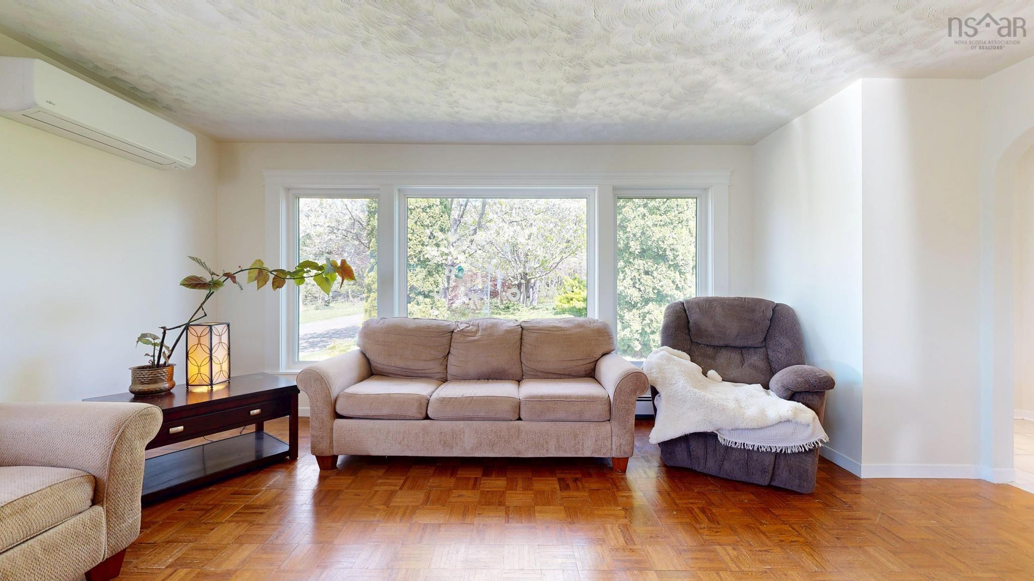 $450,000.00: 104 Clarence Road W, Beaconsfield