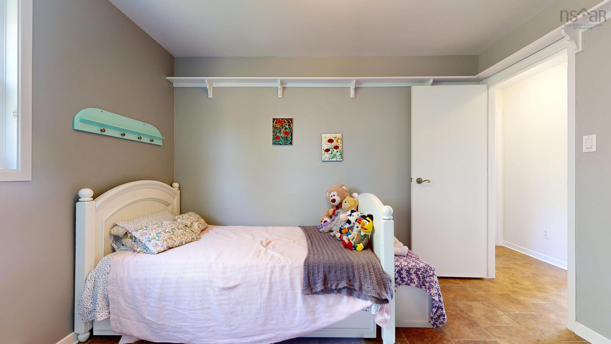 $450,000.00: 104 Clarence Road W, Beaconsfield