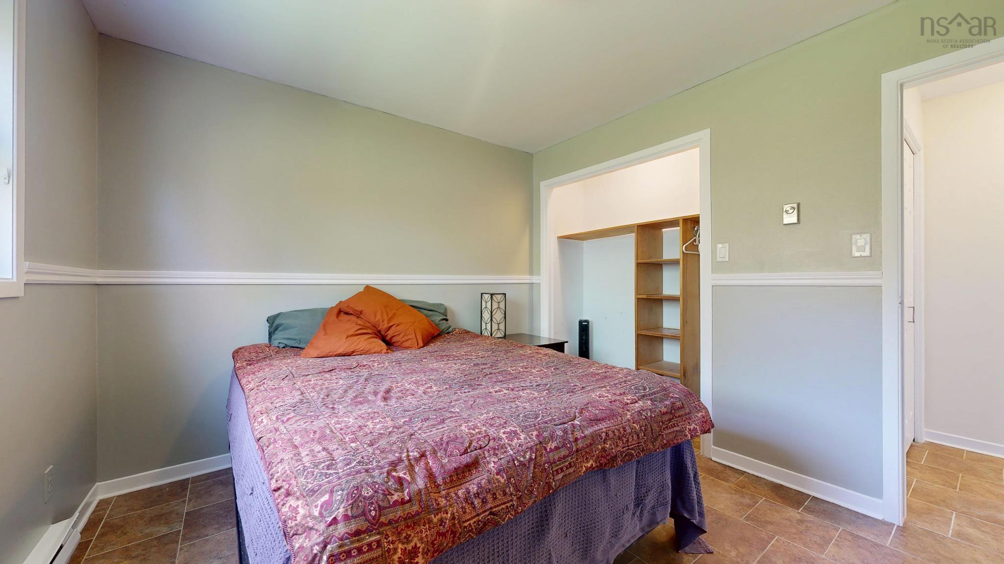 $450,000.00: 104 Clarence Road W, Beaconsfield