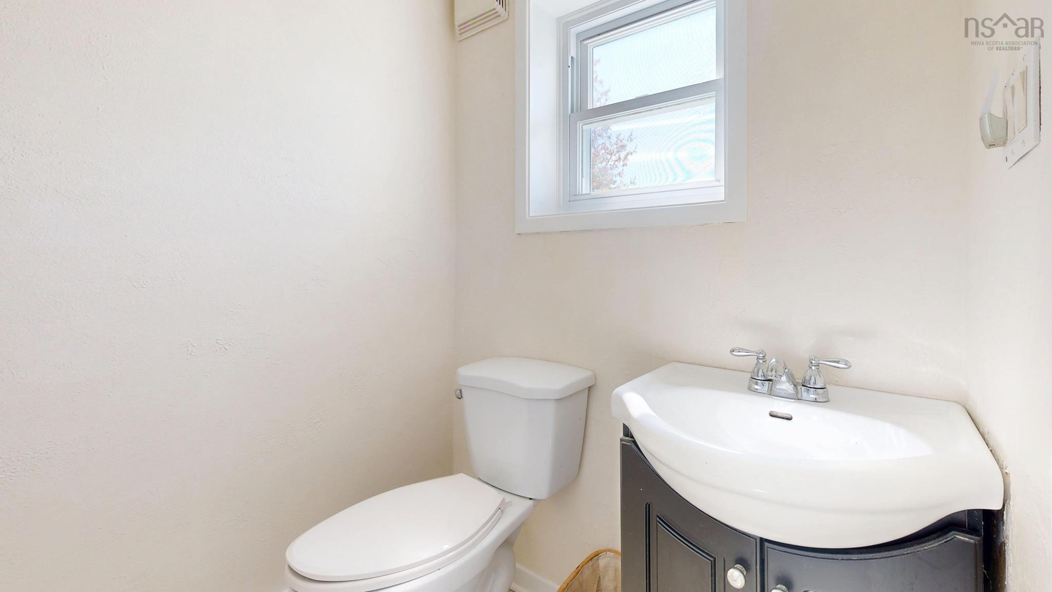 $450,000.00: 104 Clarence Road W, Beaconsfield