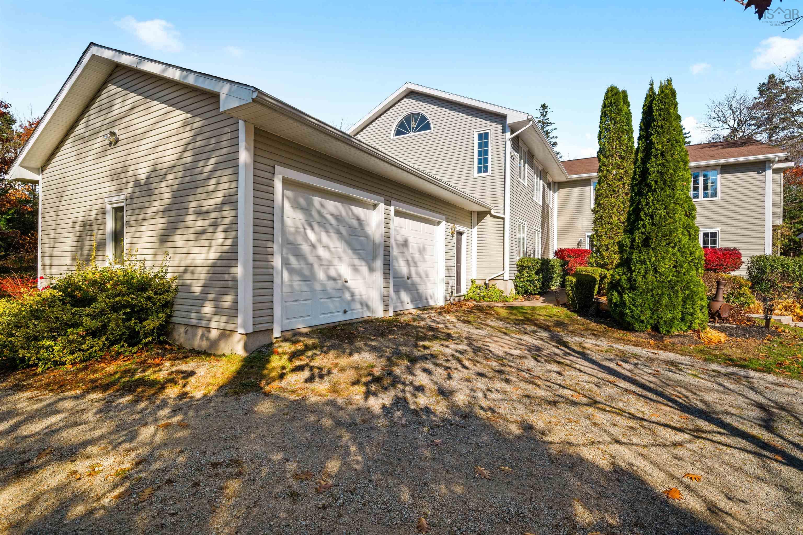 $829,900.00: 6 Sherwood Drive, Stillwater Lake