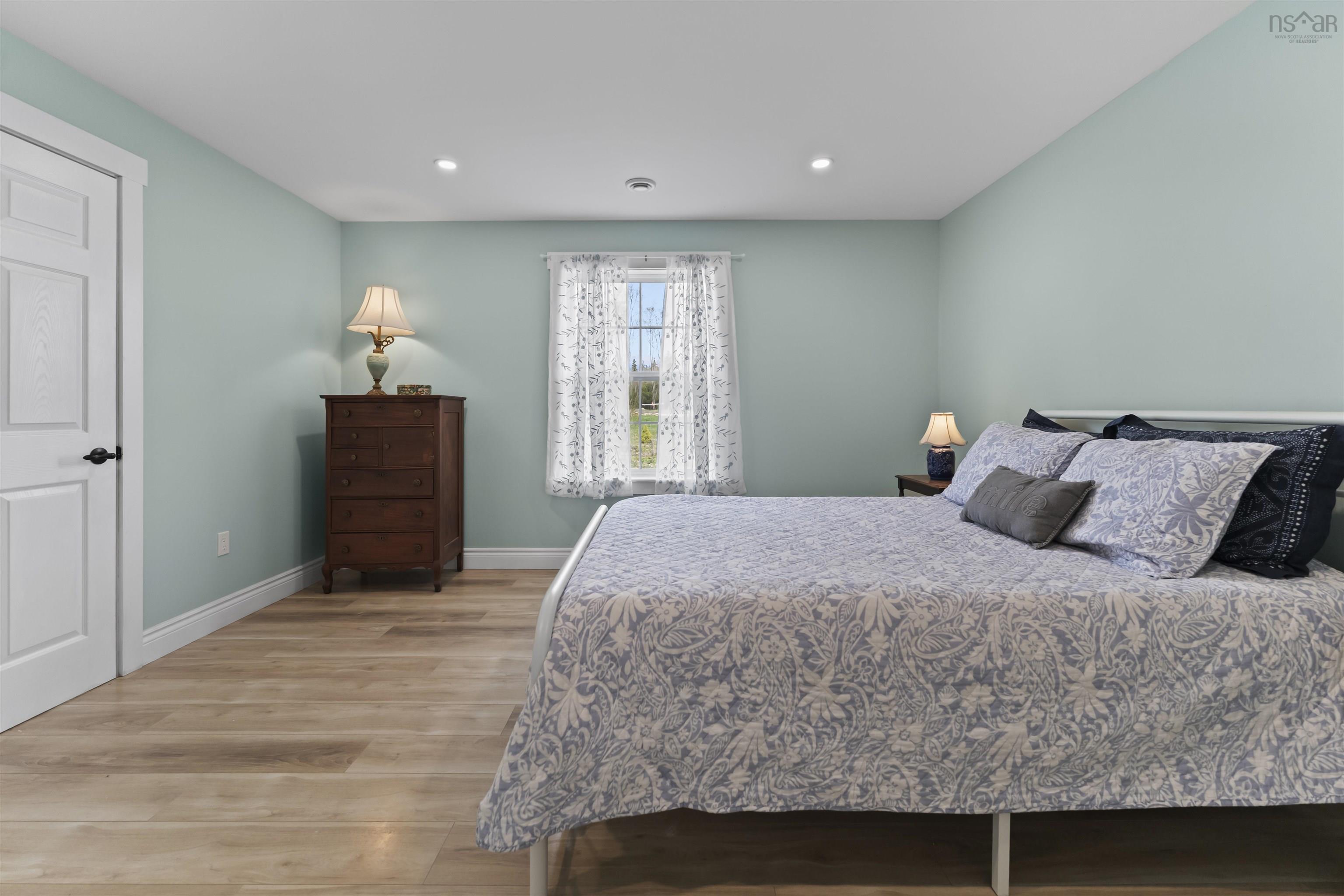 $1,147,000.00: 6 Massachusetts Road, Granville Centre
