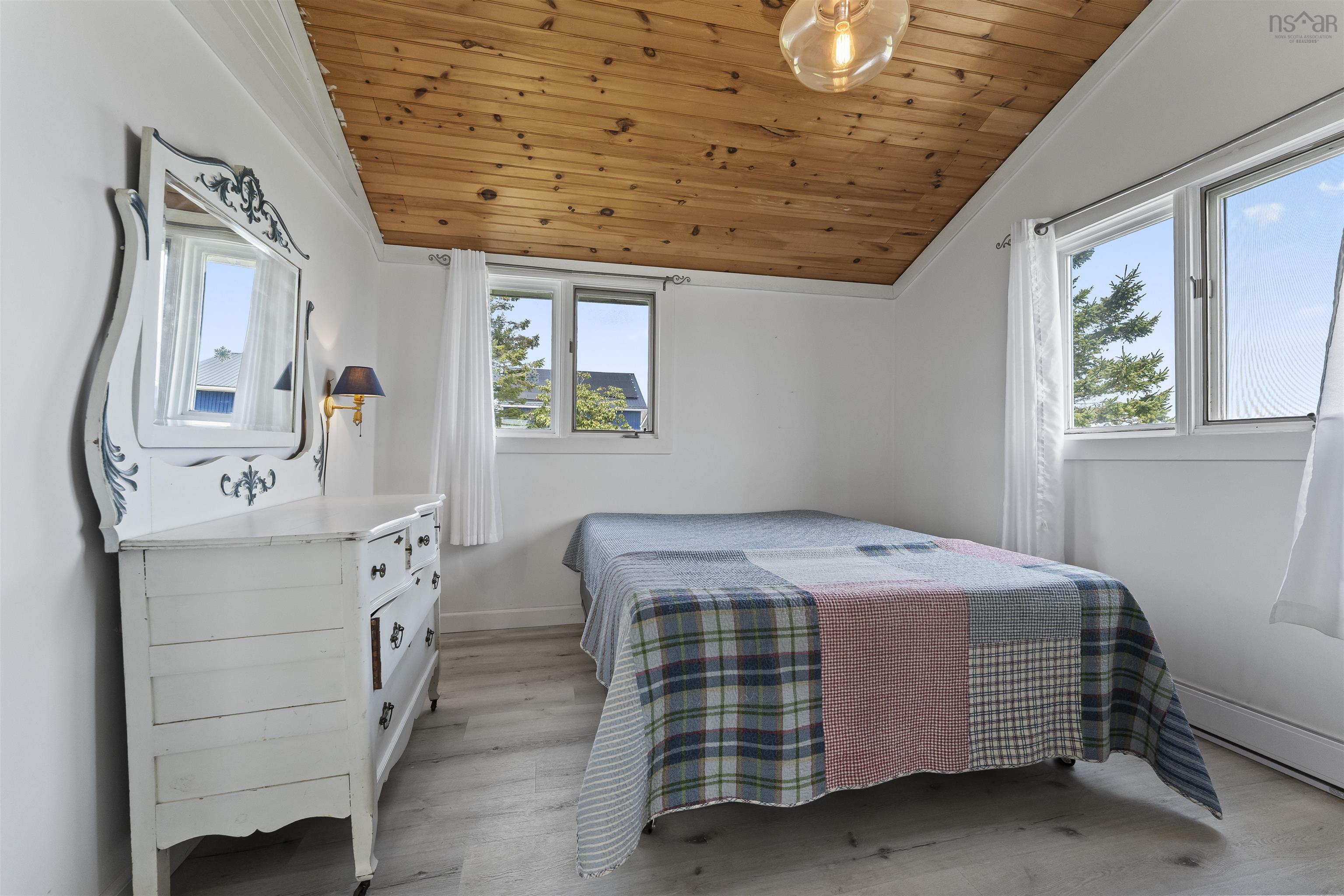 $1,147,000.00: 6 Massachusetts Road, Granville Centre