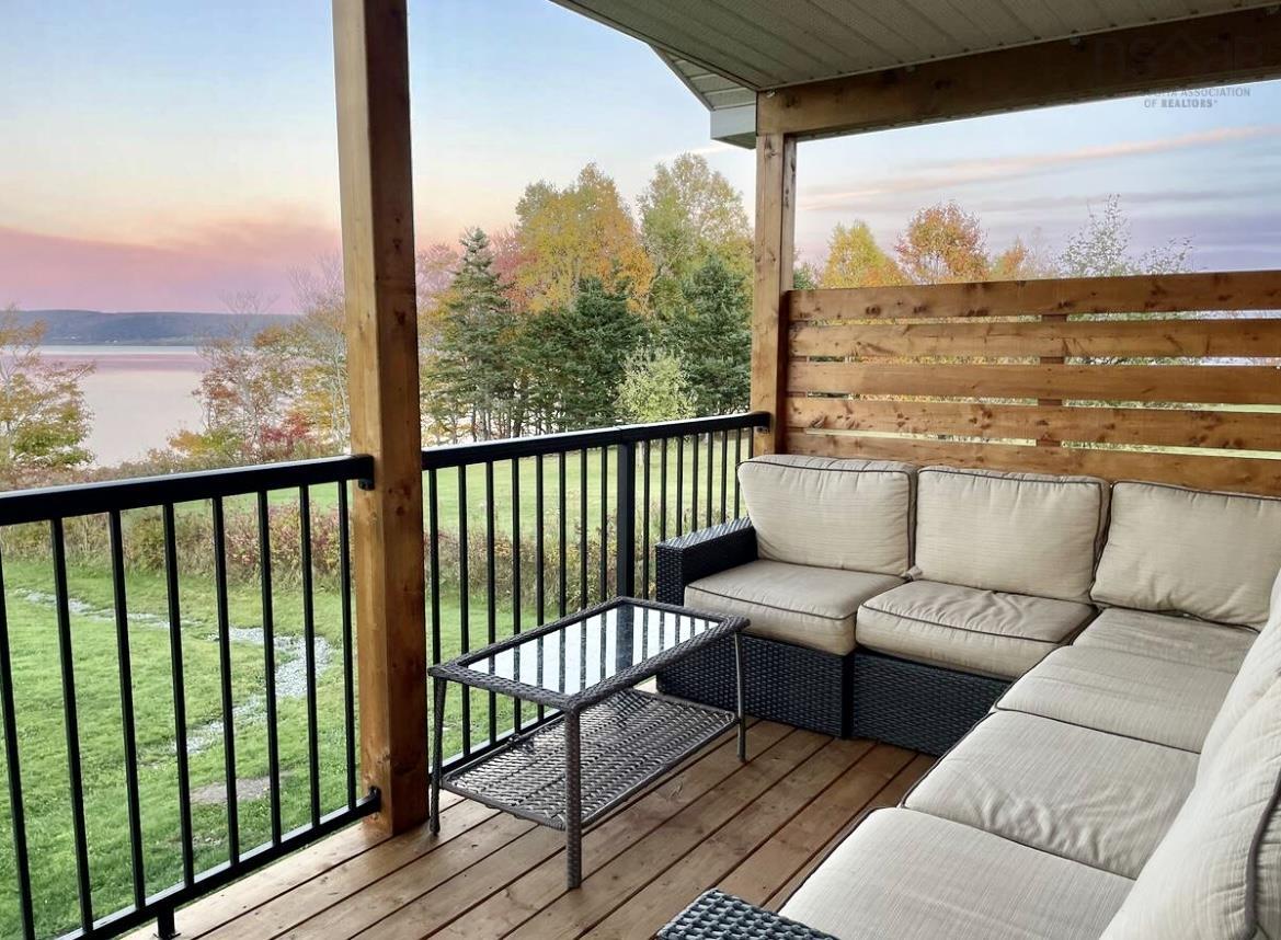 $1,100,000.00: 1543 West Lake Ainslie, West Lake Ainslie