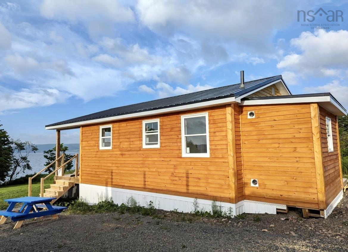 $1,100,000.00: 1543 West Lake Ainslie, West Lake Ainslie