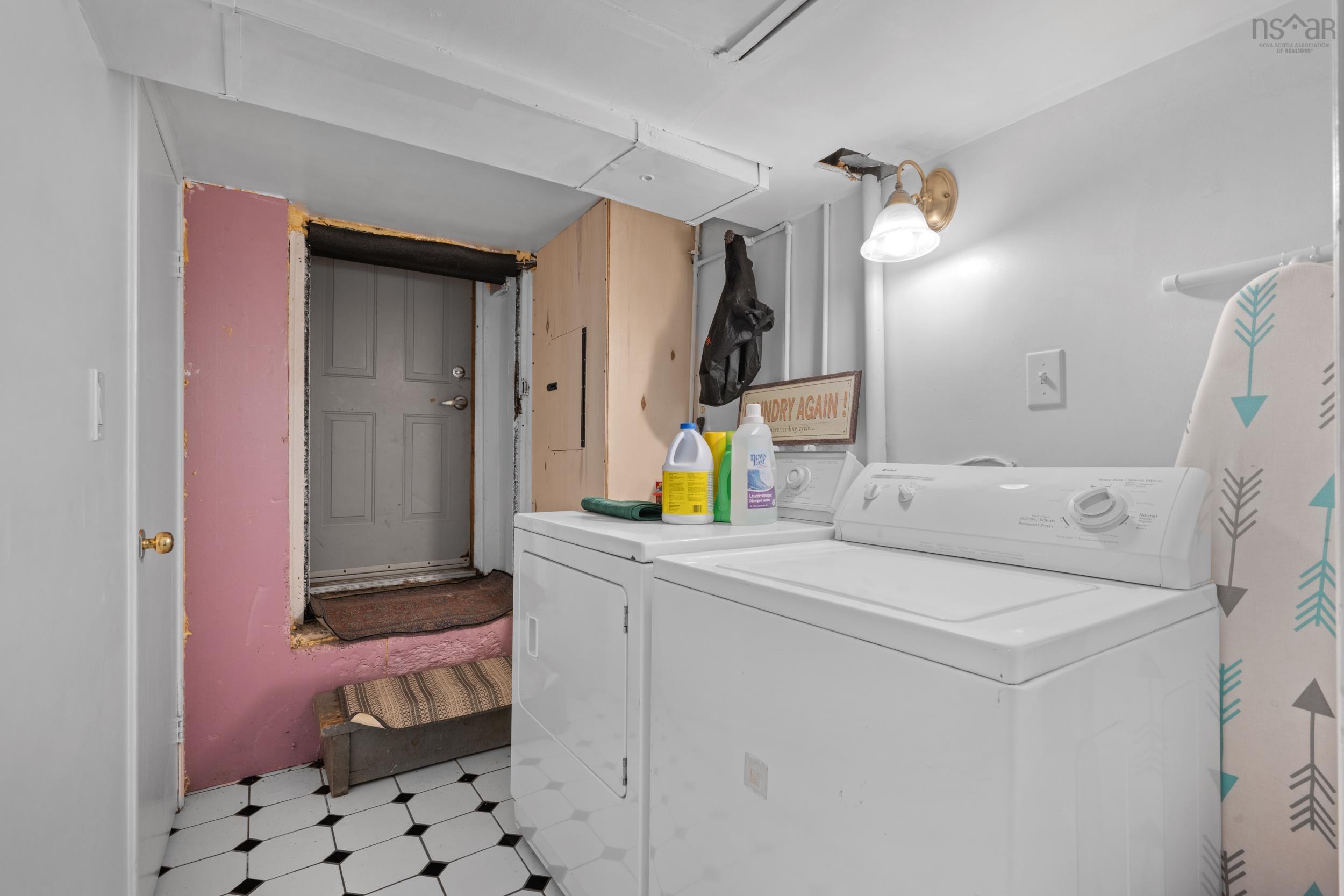 $749,999.00: 3313 Robie Street, North End